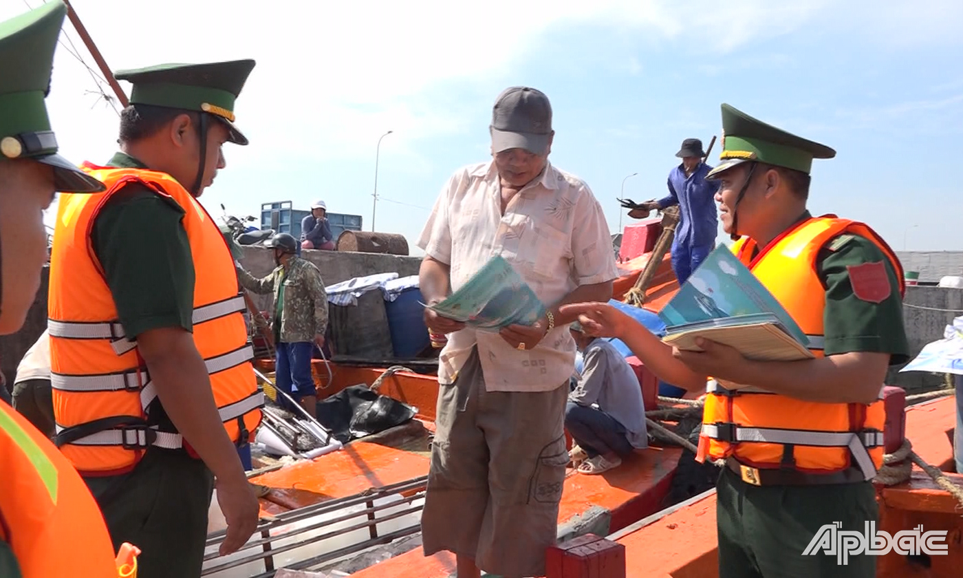Đồn Biên phòng Kiểng Phước phát tờ rơi tuyên truyền về phòng chống khai thác IUU cho các chủ phương tiện và thuyền trưởng. 