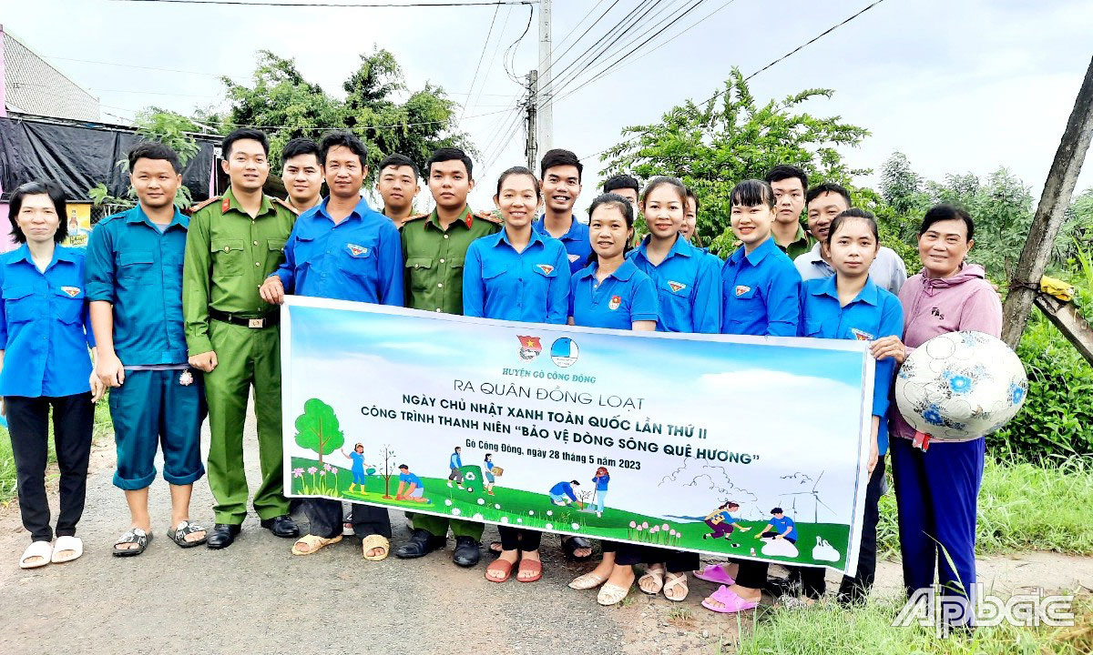 Đoàn viên thanh niên Công an  huyện Gò Công Đông tham gia nhiều phần việc ý nghĩa trong tháng 
