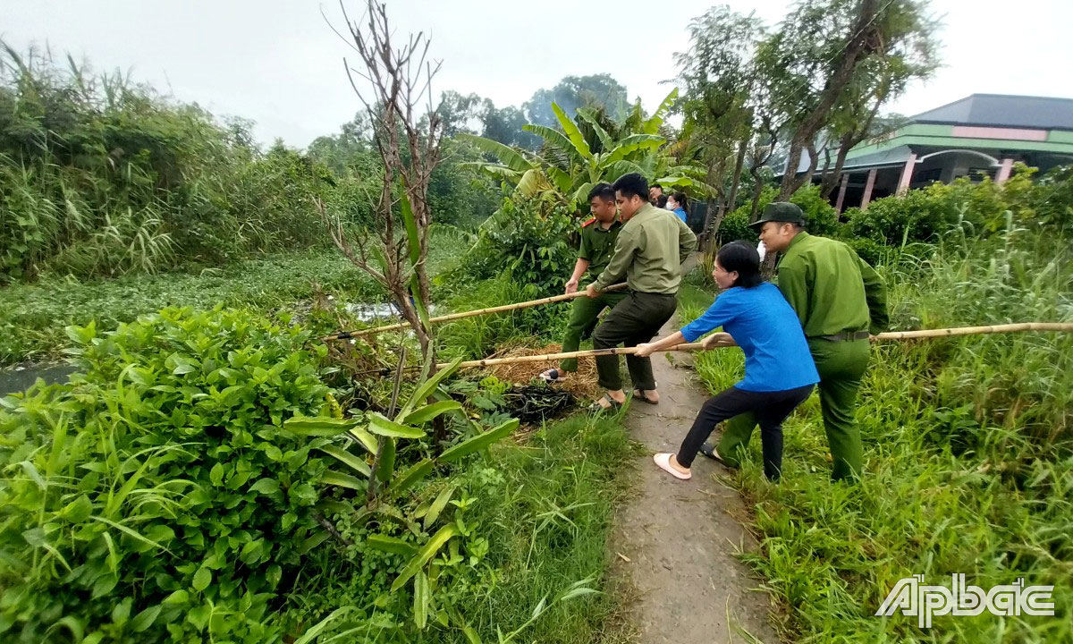 Đoàn Thanh niên Công an huyện Gò Công Đông tham gia trục vớt lục bình.