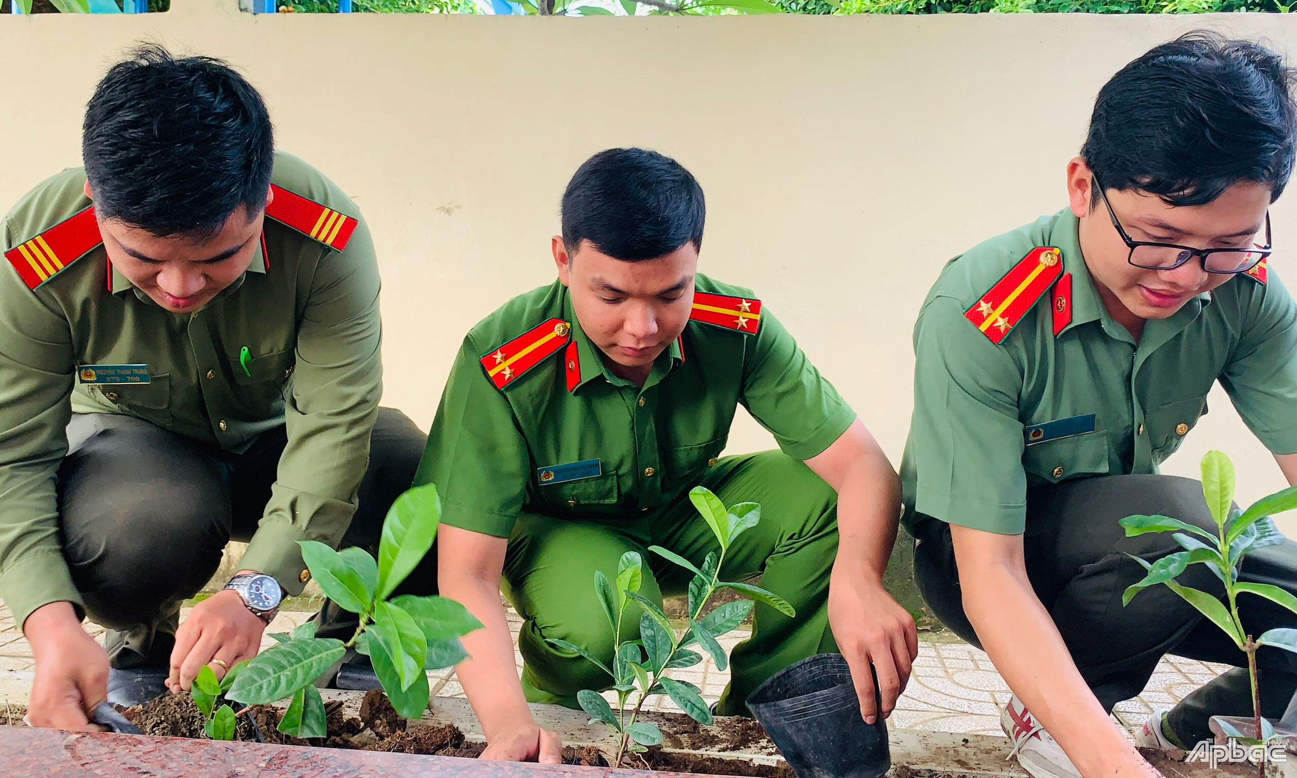 Đoàn viên thanh niên Công an  huyện Gò Công Đông tham gia trồng cây xanh.
