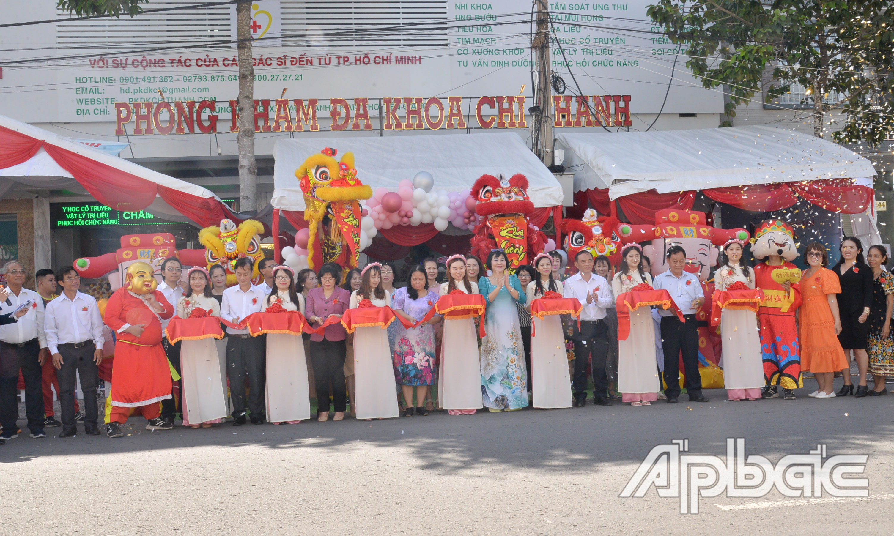 Nghi thức cắt băng khai trương.