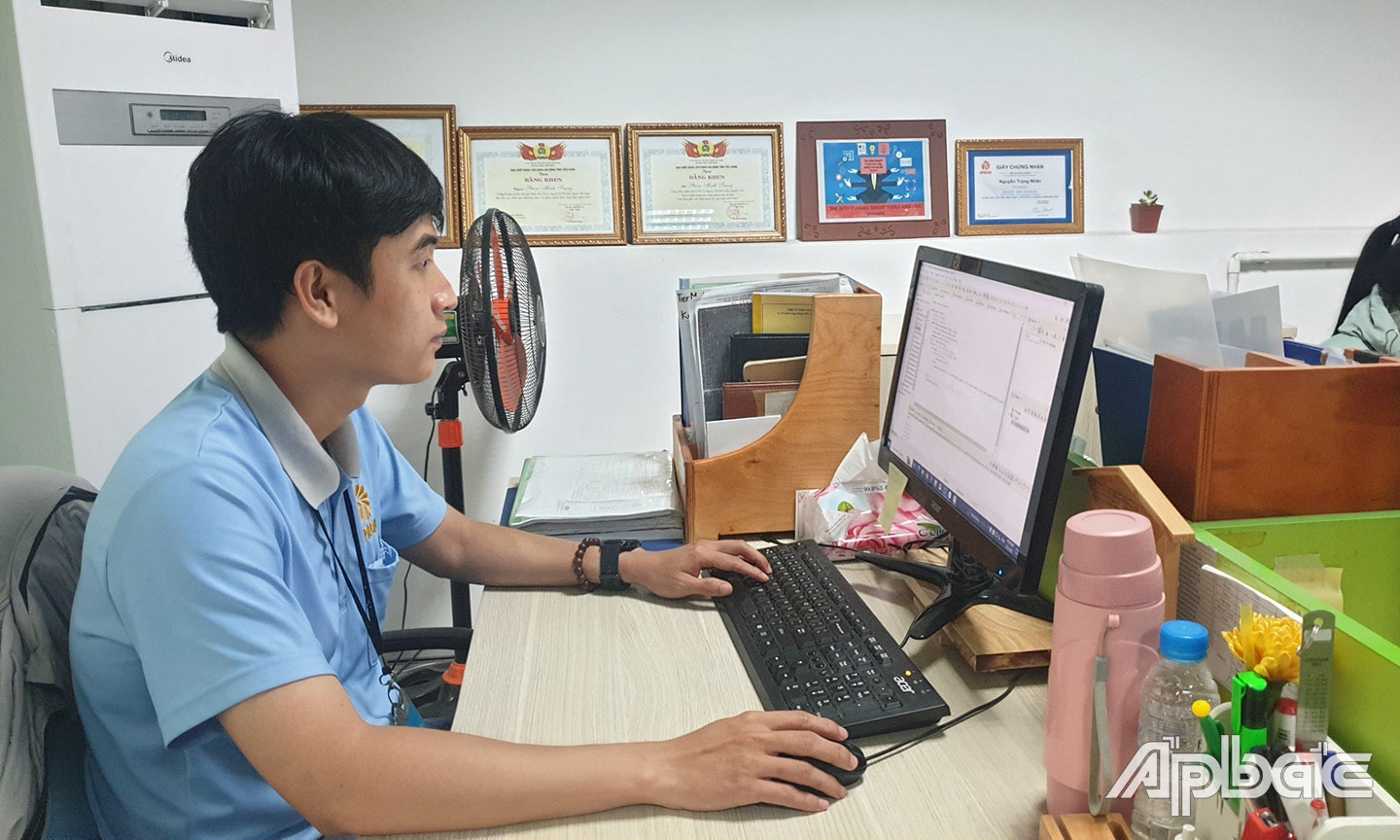 Anh Trung đang làm việc tại công ty.