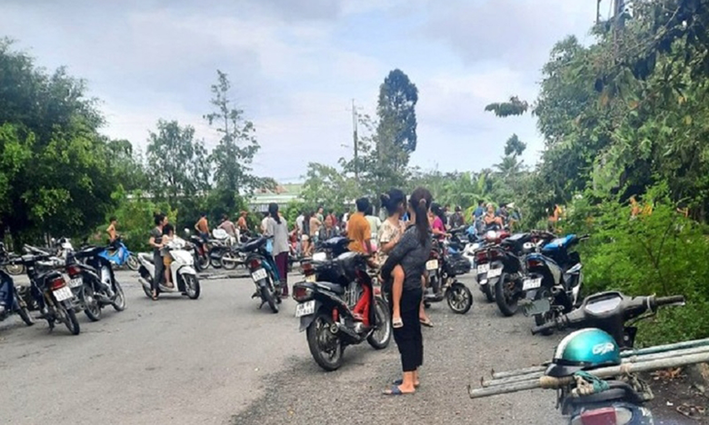 Người dân địa phương hỗ trợ việc tìm các bé bị đuối nước tại ấp Mỹ Hiệp, huyện Cao Lãnh (tỉnh Đồng Tháp). Ảnh: Trần Ngọc.