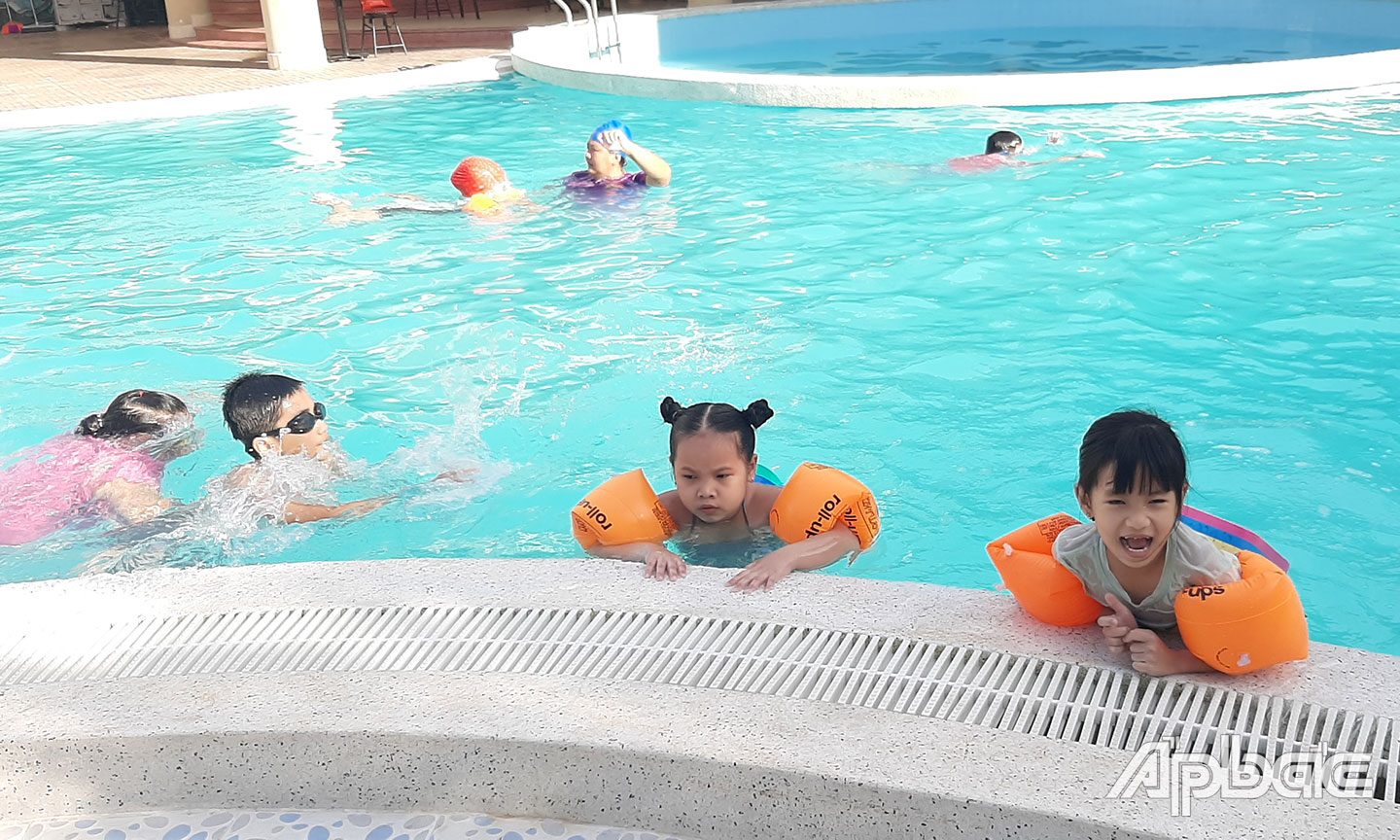 Mùa hè, ba mẹ cần cho trẻ vui chơi, không nên cho con học trước  chương trình, đặc biệt là đối với trẻ chuẩn bị vào lớp 1. 