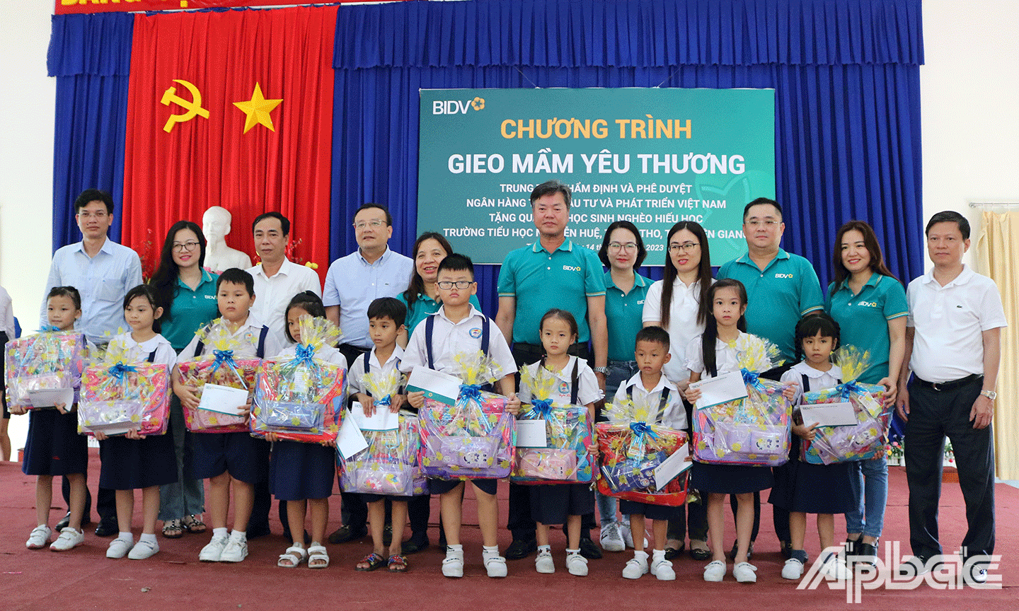 Các em học sinh khó khăn hiếu học nhận học bổng trong chương trình 
