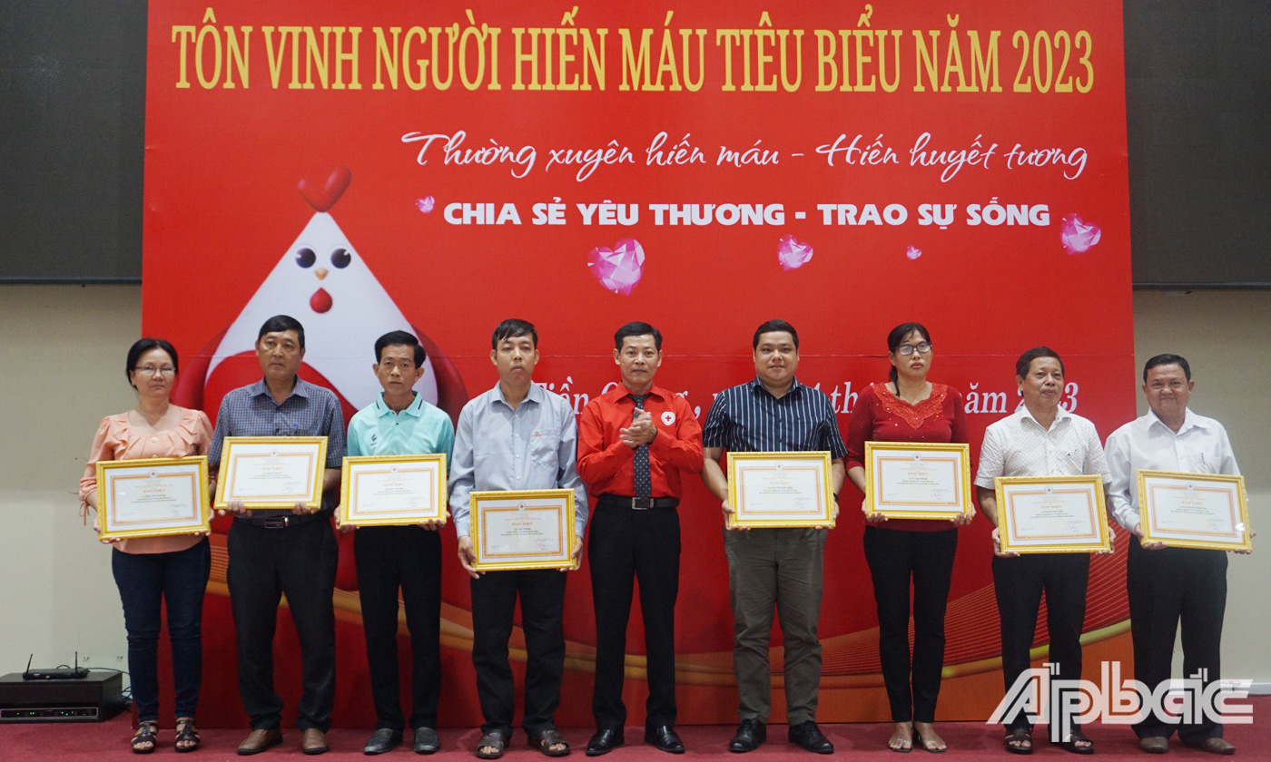 Đồng chí Phan Đức Thanh, Chủ tịch Hội Chữ thập đỏ tỉnh trao Bằng khen của Trung ương Hội cho các gia đình, cá nhân đã có nhiều thành tích trong phong trào hiến máu tình nguyện trong thời gian qua