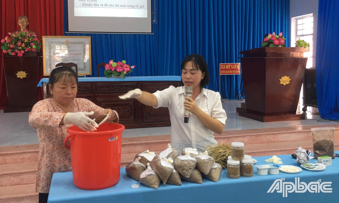 Chuyên viên Ban Kinh tế - Gia đình, Hội LHPN tỉnh đã hướng dẫn cho các chị em cụ thể tường bước trong quy trình ủ phân hữu cơ bằng thùng compost.