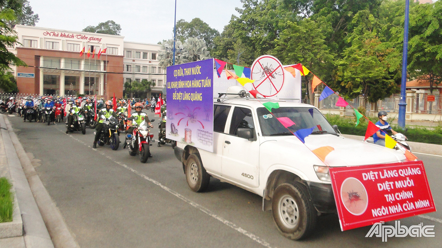 Xe loa của Trung tâm Kiểm soát bệnh tật tỉnh, Đội Mô tô TP. Mỹ Tho và đoàn viên, sinh viên tuần hành qua tuyến đường để gây sự chú ý, quan tâm của người dân trong công tác phòng, chống dịch bệnh SXH.