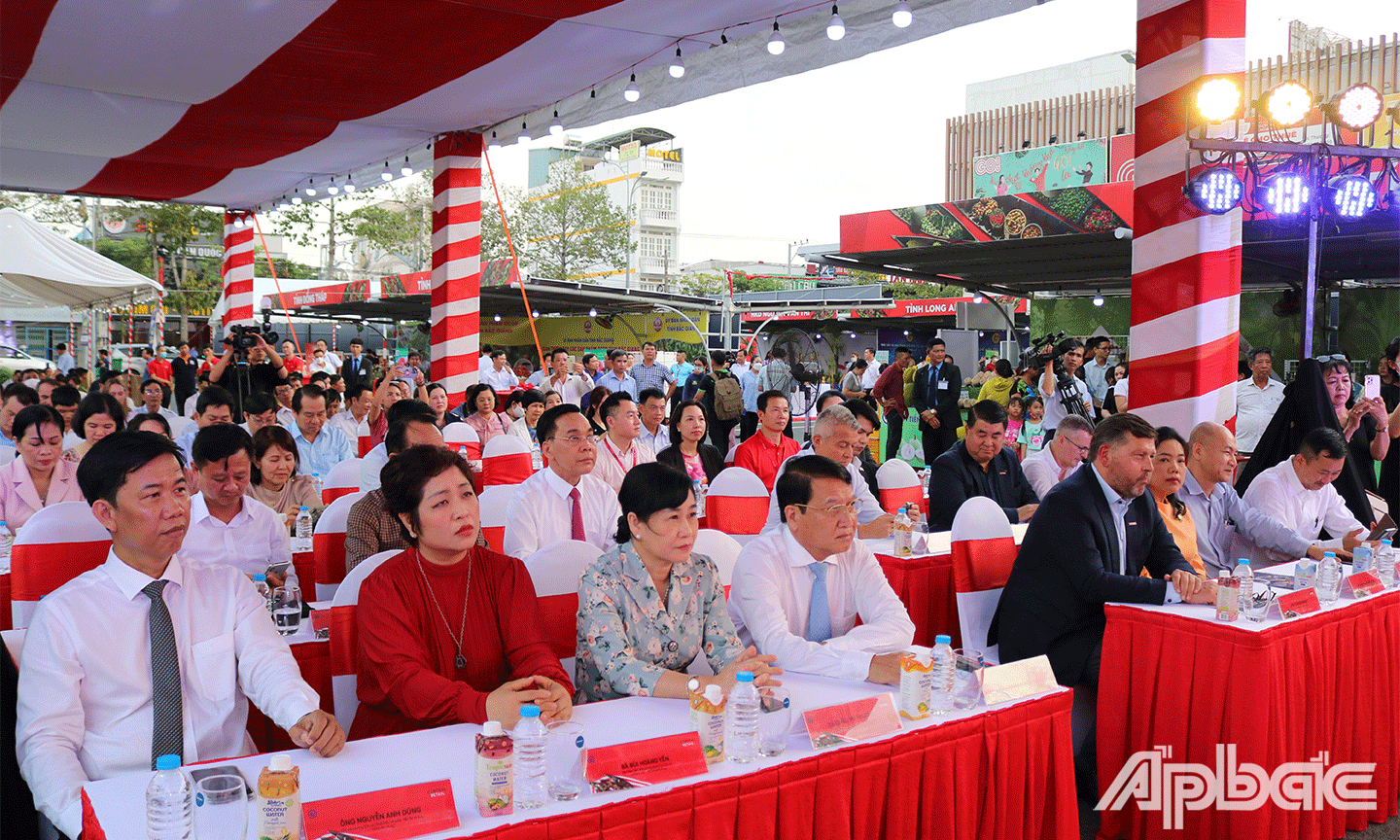 Đại biểu tham dự Lễ khai mạc sự kiện Ngày hội Trái cây Việt Nam được tổ chức tại Trung tâm Thương mại Go! Mỹ Tho, 