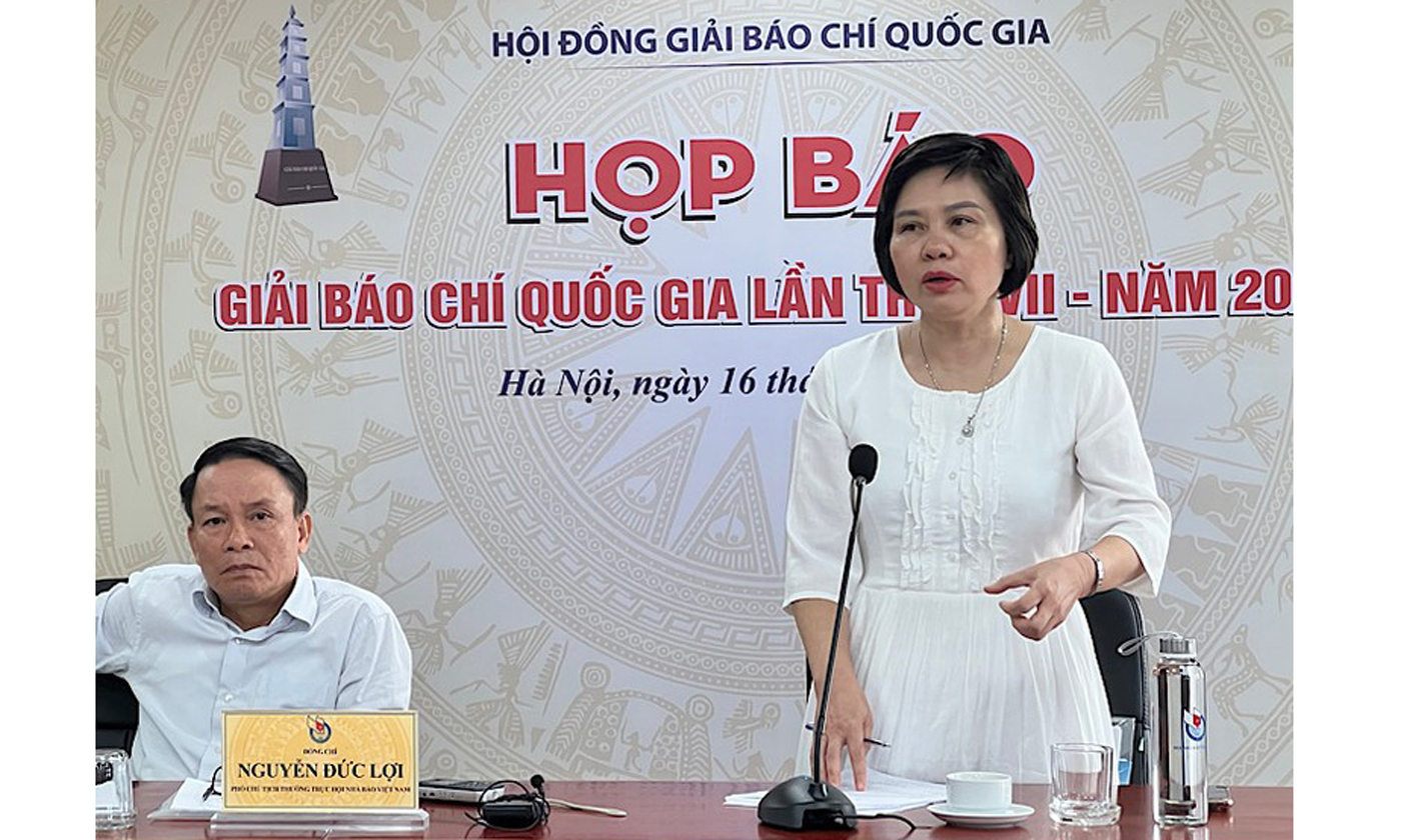 Trưởng Ban Nghiệp vụ Hội Nhà báo Việt Nam Đỗ Thị Thu Hằng trả lời câu hỏi của báo chí.
