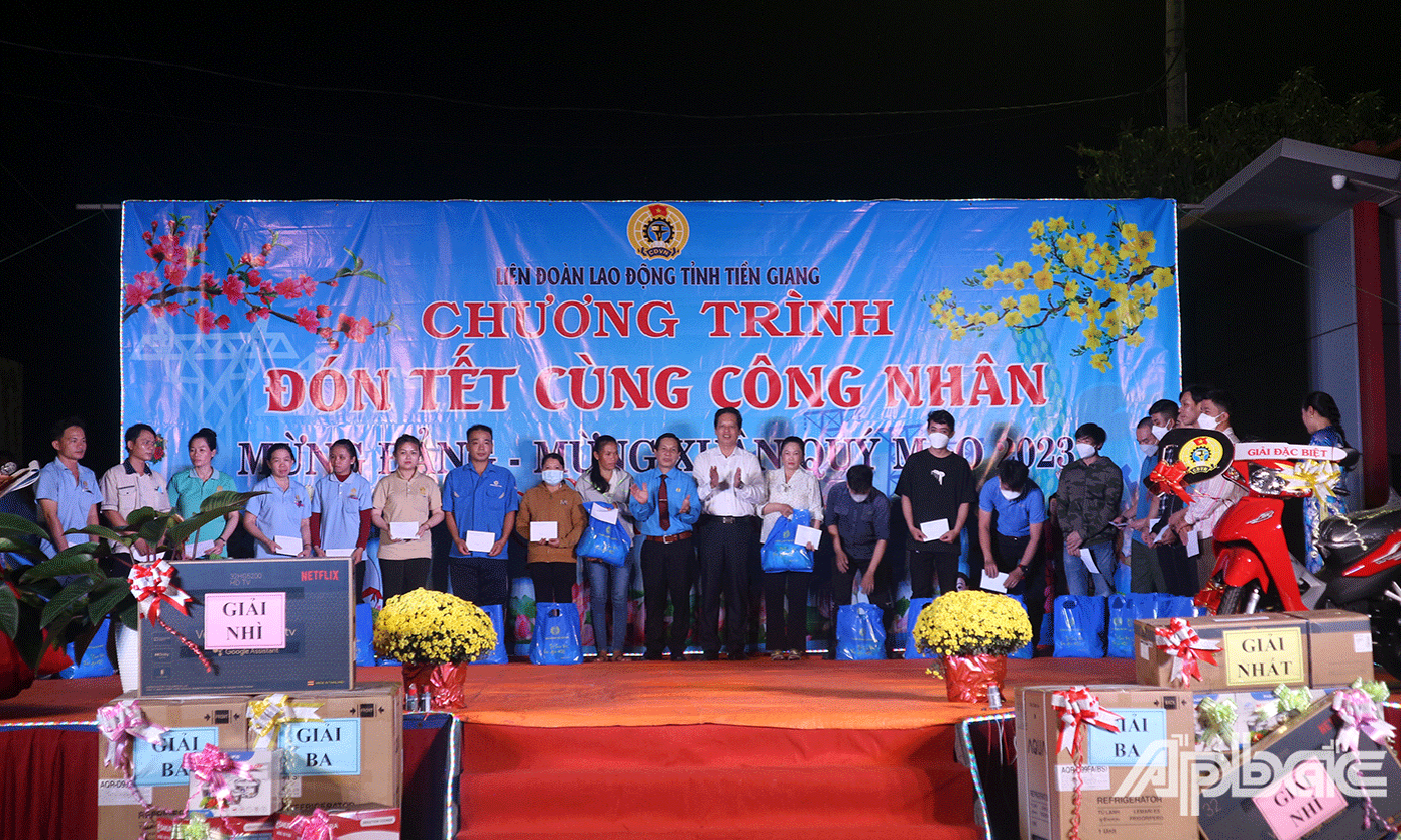 Liên LĐLĐ tỉnh Tiền Giang tổ chức Chương trình “Đón tết cùng công nhân, mừng Đảng - mừng xuân Quý Mão 2023” và trao quà tết cho công nhân, lao động có hoàn cảnh khó khăn tại Khu công nghiệp Long Giang, huyện Tân Phước.