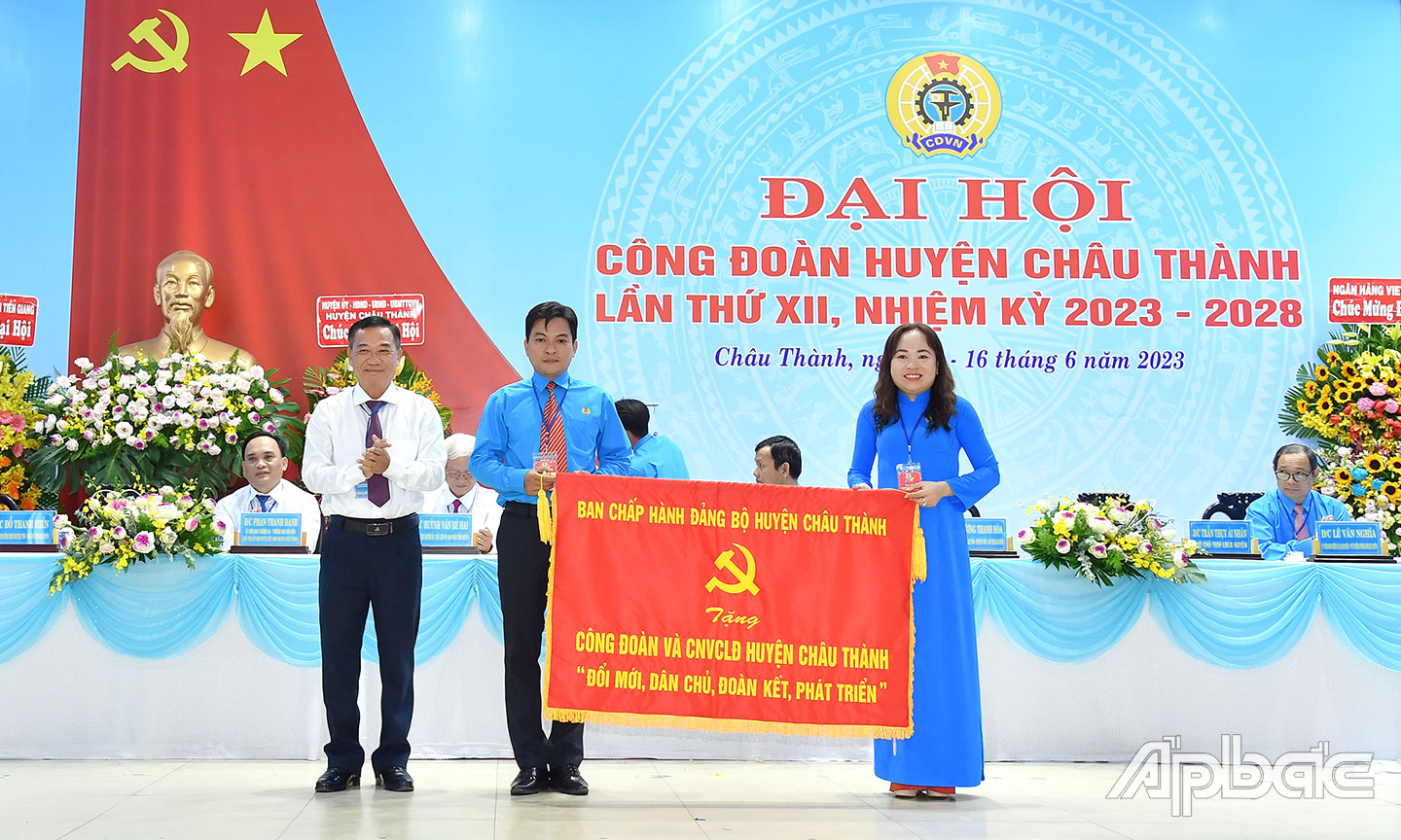 Đồng chí Trần Hữu Phong, Tỉnh ủy viên, Bí thư Huyện ủy, Chủ tịch HĐND huyện Châu Thành trao Bức trướng với nội dung “Đổi mới, dân chủ, đoàn kết, phát triển” cho CĐ và CNVCLĐ huyện Châu Thành.