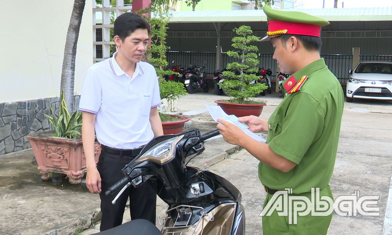 Công an huyện Gò Công Tây trao trả xe cho anh Lê Trọng Quí.