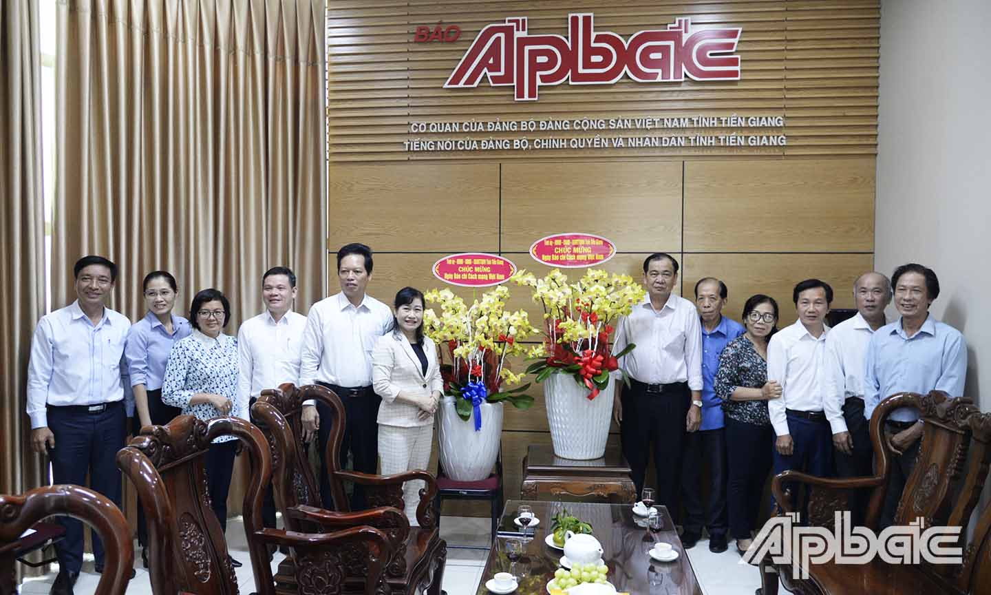 Đoàn đến thăm và chúc mừng Báo Ấp Bắc và Hội Nhà báo tỉnh Tiền Giang.