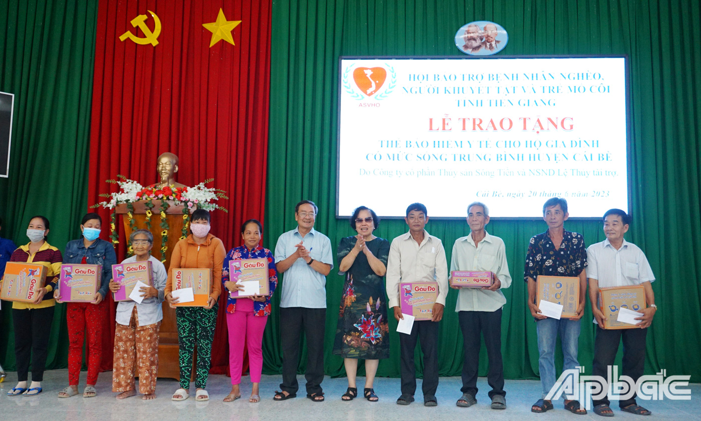 Ban Tổ chức trao thẻ BHYT cho các hộ gia đình tại xã Mỹ Lợi A