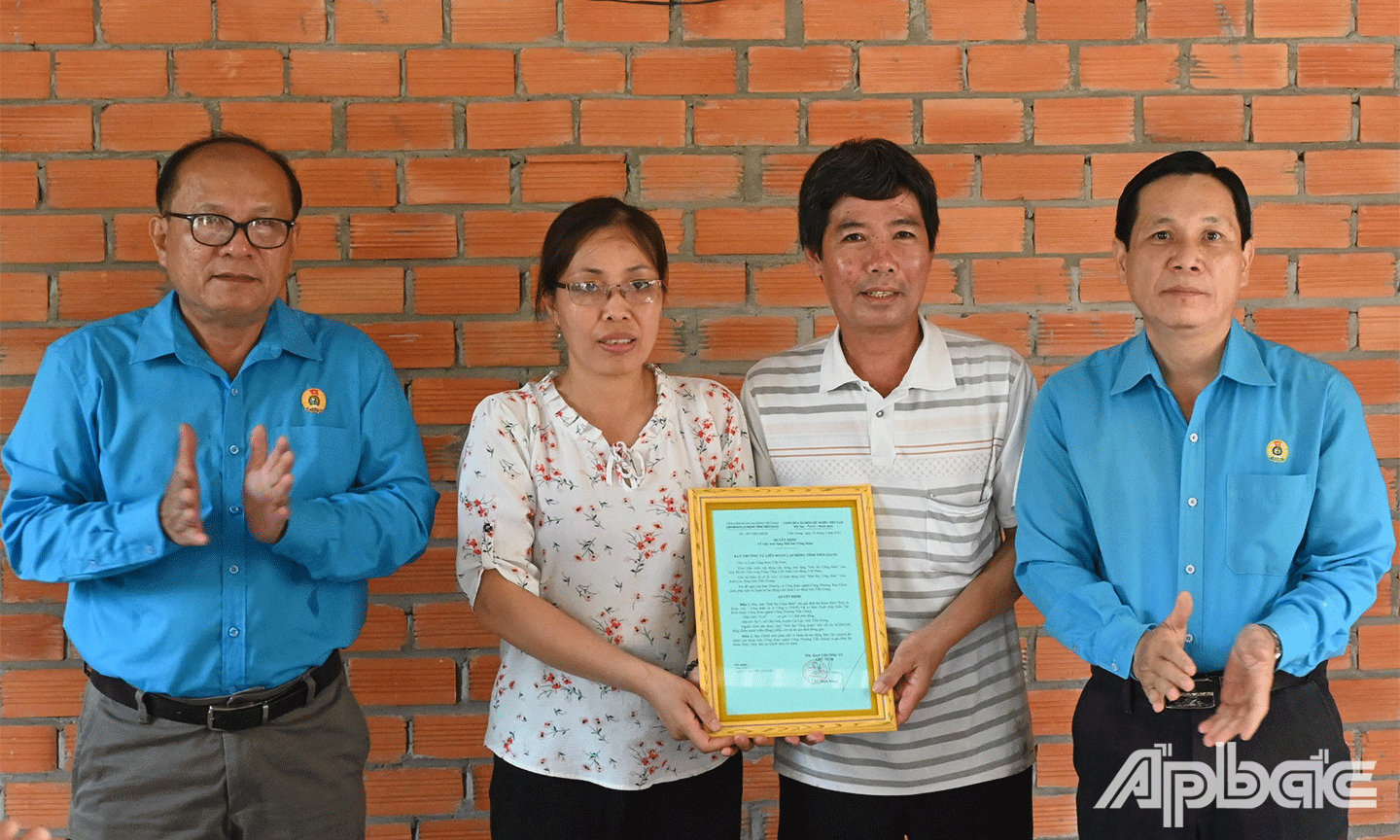 Chủ tịch LĐLĐ tỉnh Tiền Giang Lê Minh Hùng tham gia bàn giao nhà Mái ấm CĐ cho đoàn viên, CNLĐ khó khăn về nhà ở