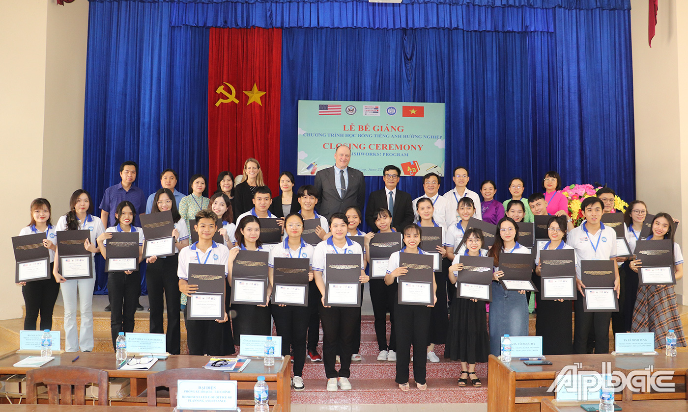 Các đại biểu cùng các em học viên chụp ảnh lưu niệm tại buổi lễ bế giảng.
