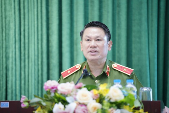 Thiếu tướng Nguyễn Văn Viện thông tin tại hội nghị. Ảnh: ĐỖ TRUNG