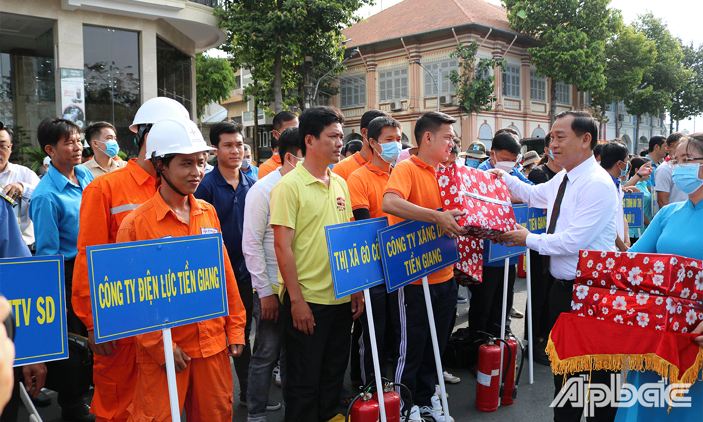 Chủ tịch UBND tỉnh Tiền Giang Nguyễn Văn Vĩnh trao quà cho các đội tham gia Hội thi An toàn vệ sinh lao động - Phòng chống cháy nổ lần thứ 23.