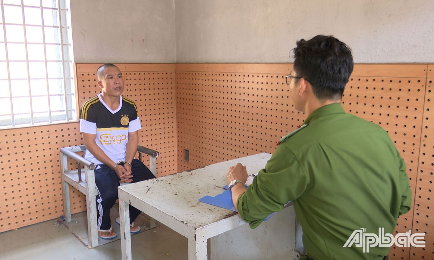 Đối tượng Lê Văn Nhỏ tại cơ quan điều tra.                                           Ảnh: Thanh Việt