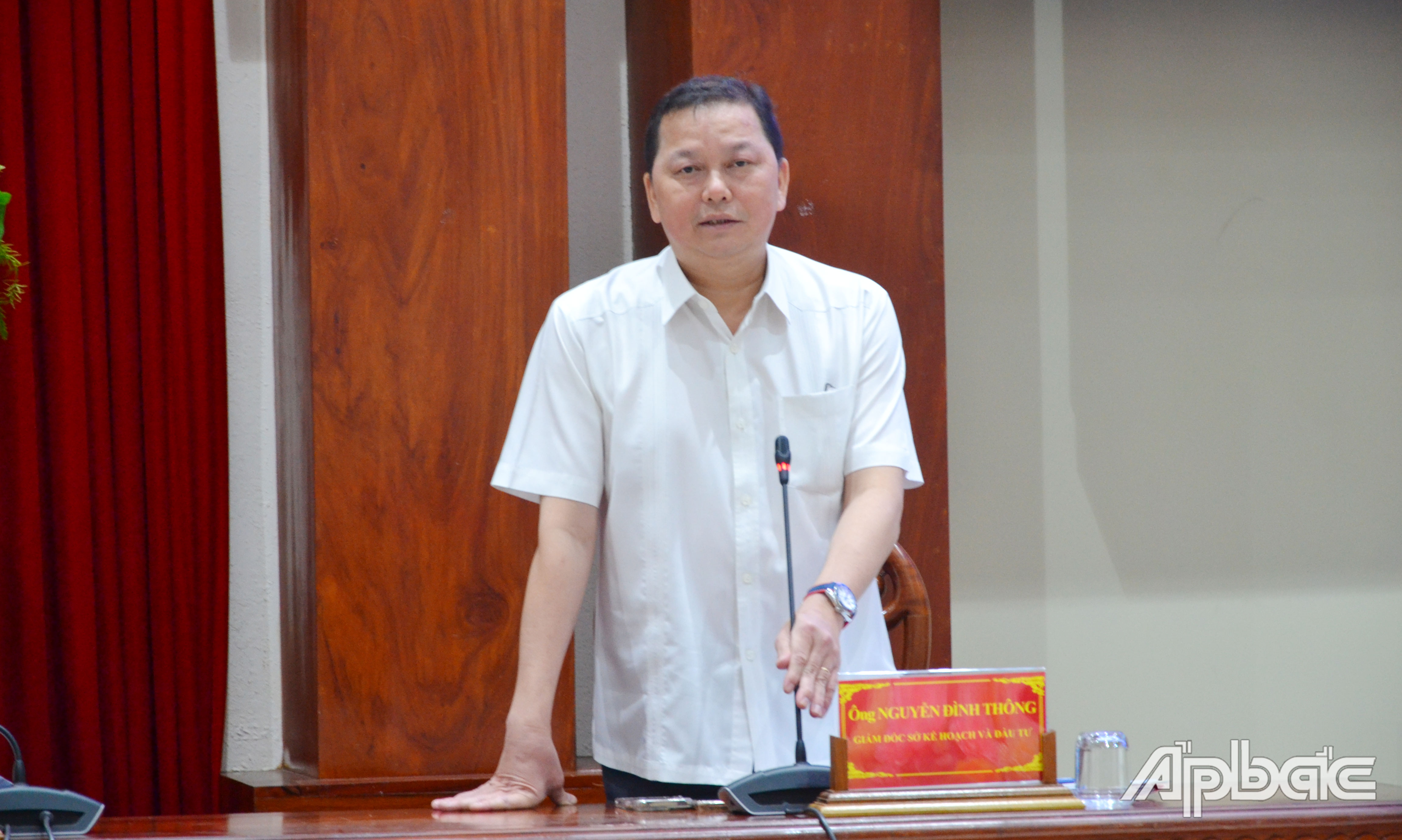 Lãnh đạo các sở, ngành phát biểu ý kiến.