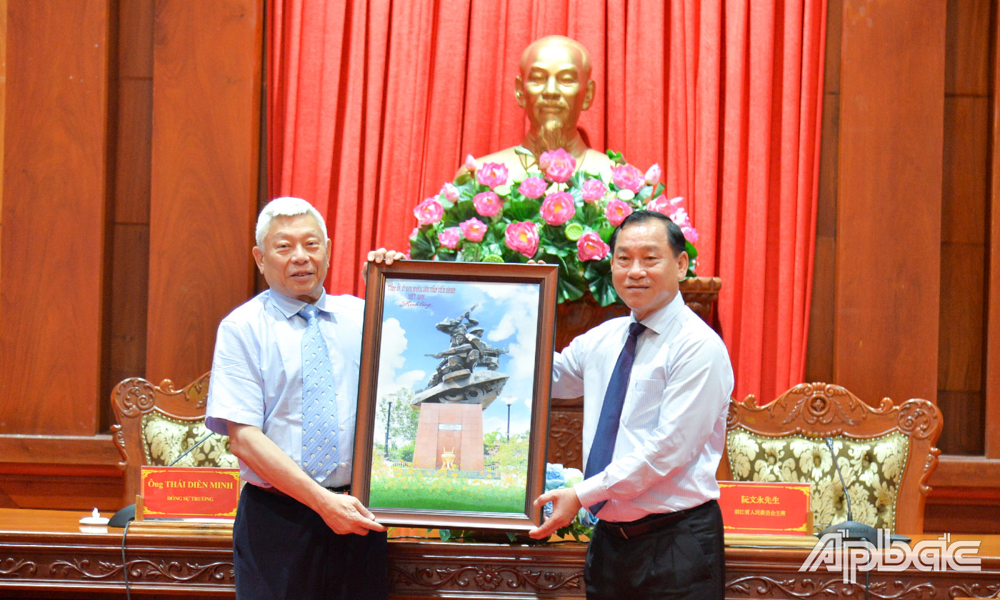 Đồng chí Nguyễn Văn Vĩnh tặng biểu trưng và quà lưu niệm cho ông Thái Diễn Minh, Chủ tịch Tập đoàn Want Want.