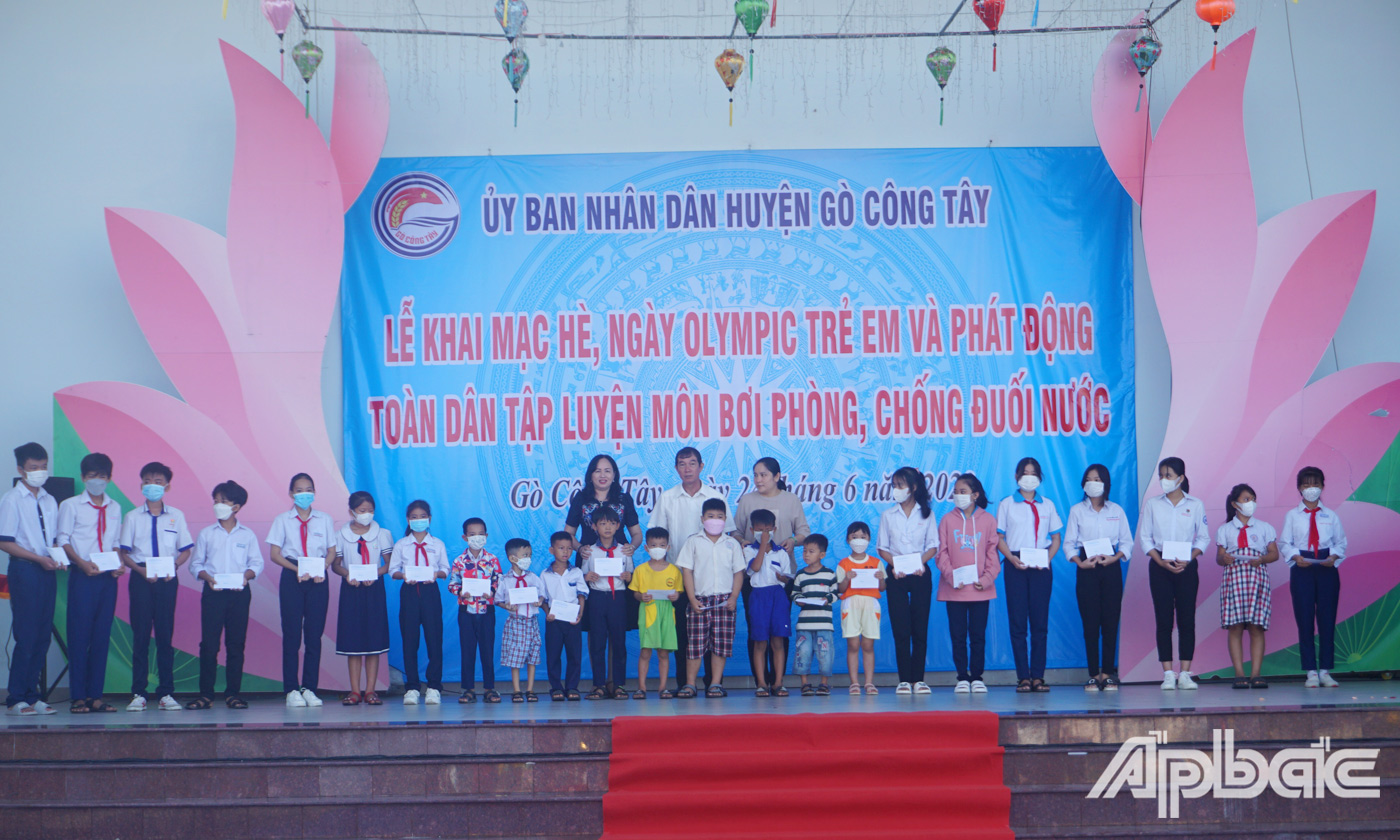Đại diện lãnh đạo huyện trao học bổng cho trẻ em có hoàn cảnh đặc biệt khó khăn