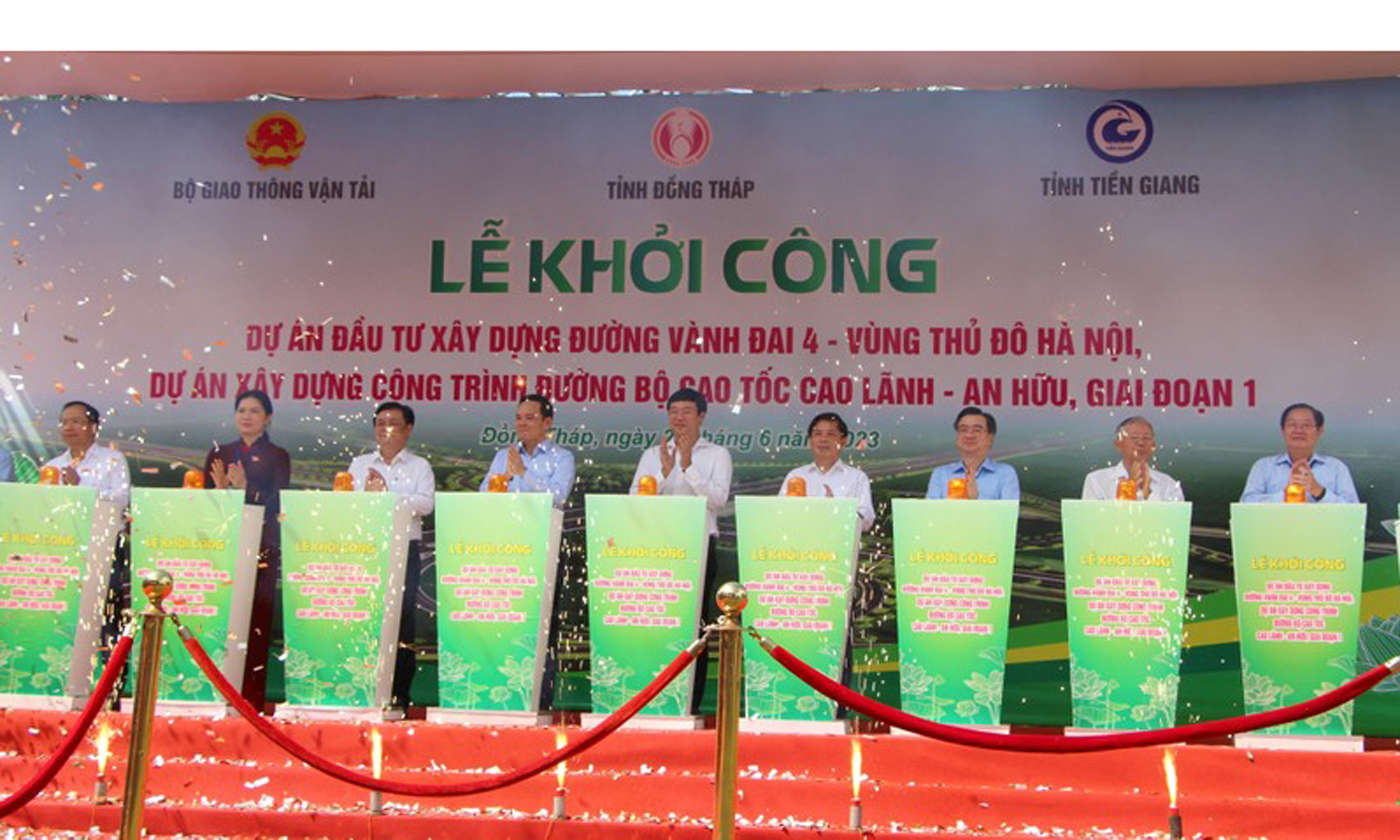 Phó Thủ tướng Chính phủ Trần Lưu Quang cùng các đại biểu thực hiện nghi thức khởi công dự án.