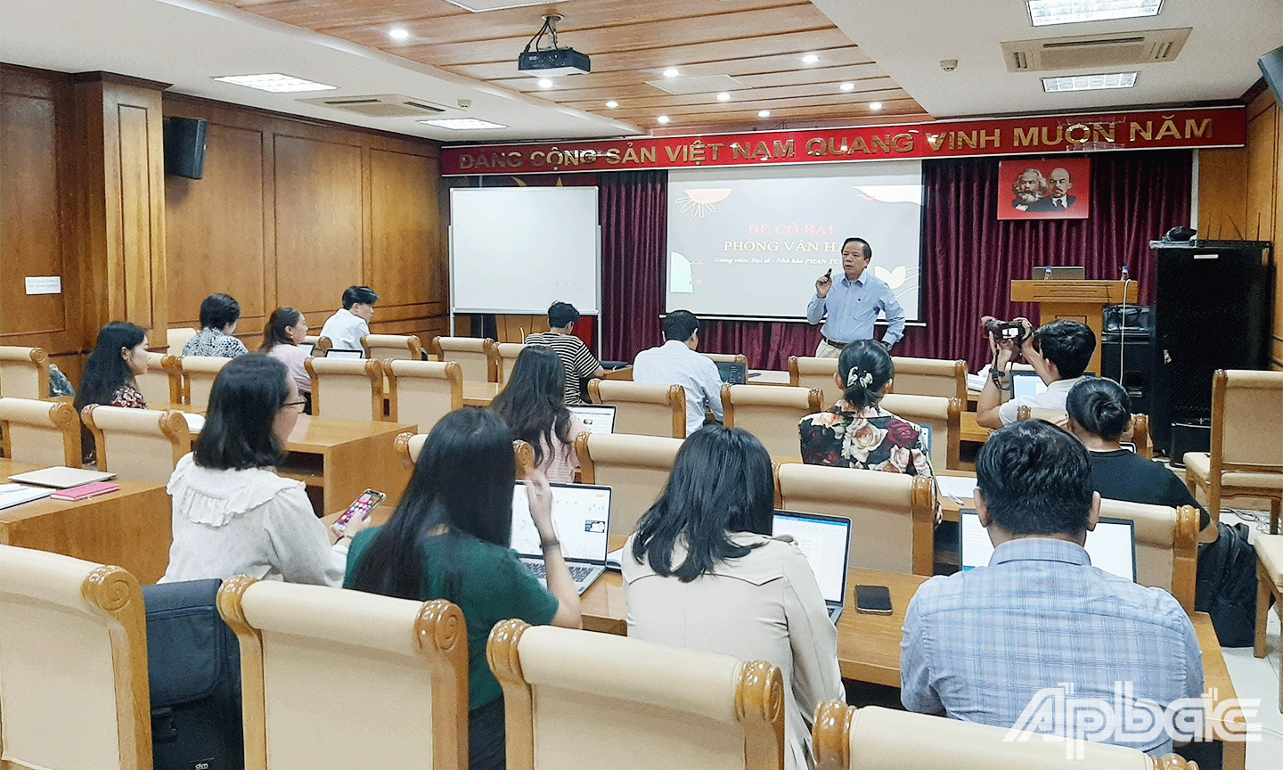 Quang cảnh lớp tập huấn, bồi dưỡng “Kỹ năng phỏng vấn và viết chân dung”.