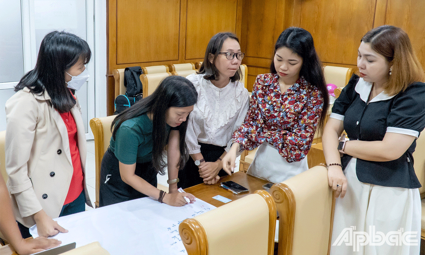 Các học viên thực hành bài tập, rèn luyện kỹ năng xoay quanh những nội dung chuyên đề được truyền đạt tại buổi tập huấn