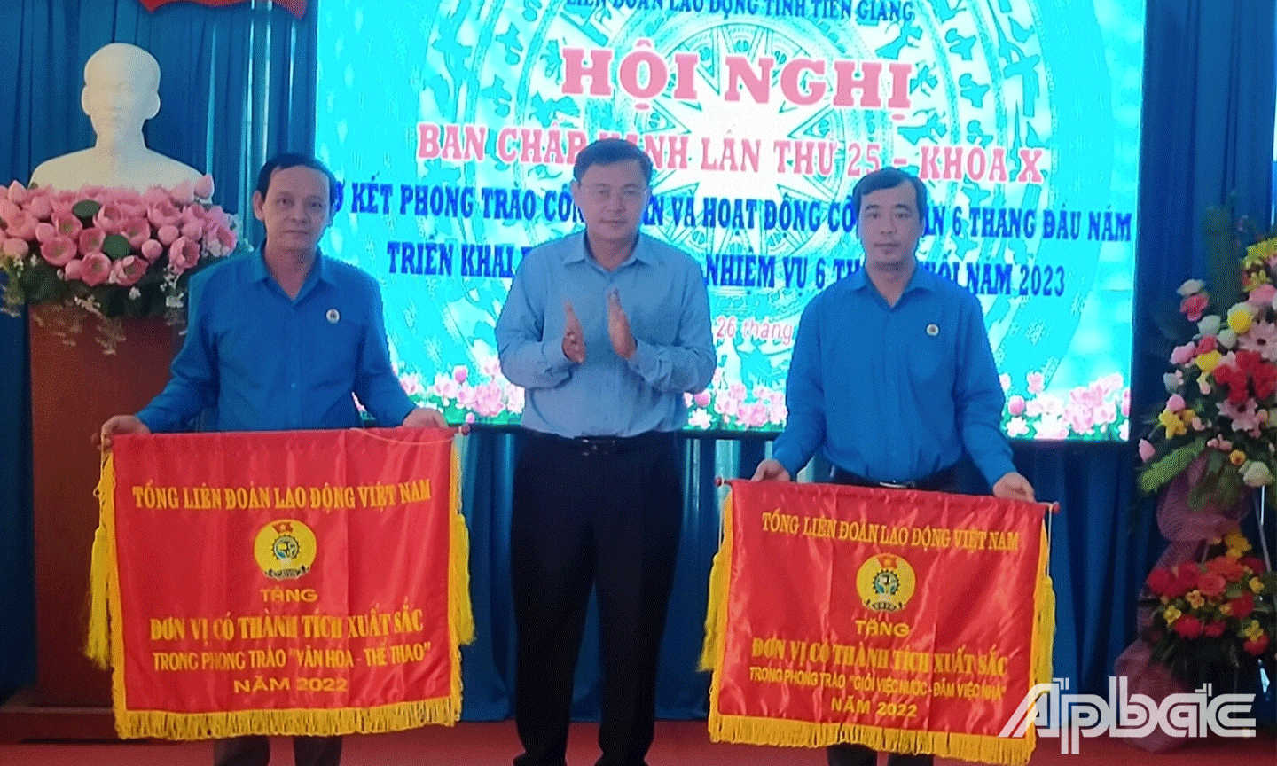  Liên đoàn lao động tỉnh tỉnh Tiền Giang cũng đã tổ chức  trao cờ của Tổng Liên đoàn lao động Việt Nam “đơn vị có thành tích xuất sắc trong phong trào thi đua văn hoá-  thể thao năm 2022”  