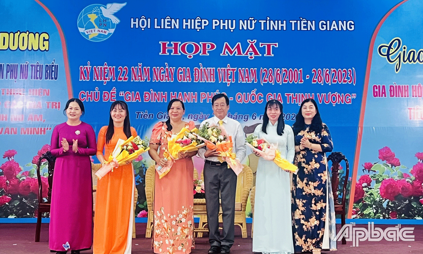 Giao lưu cán bộ hội và gia đình tiêu biểu.