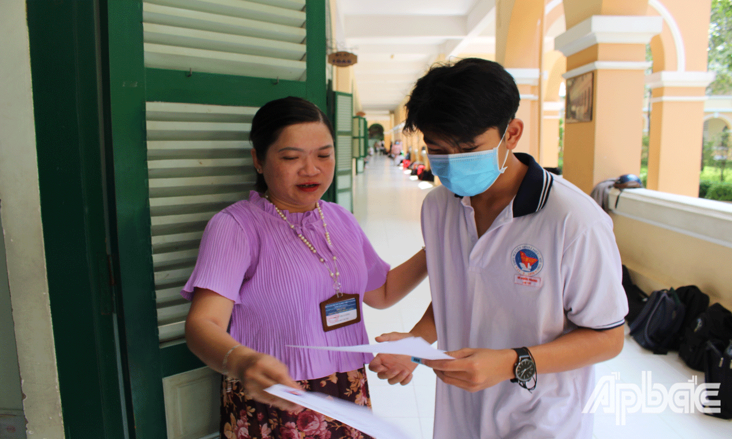 Giám thị hướng dẫn TS vào phòng thi.