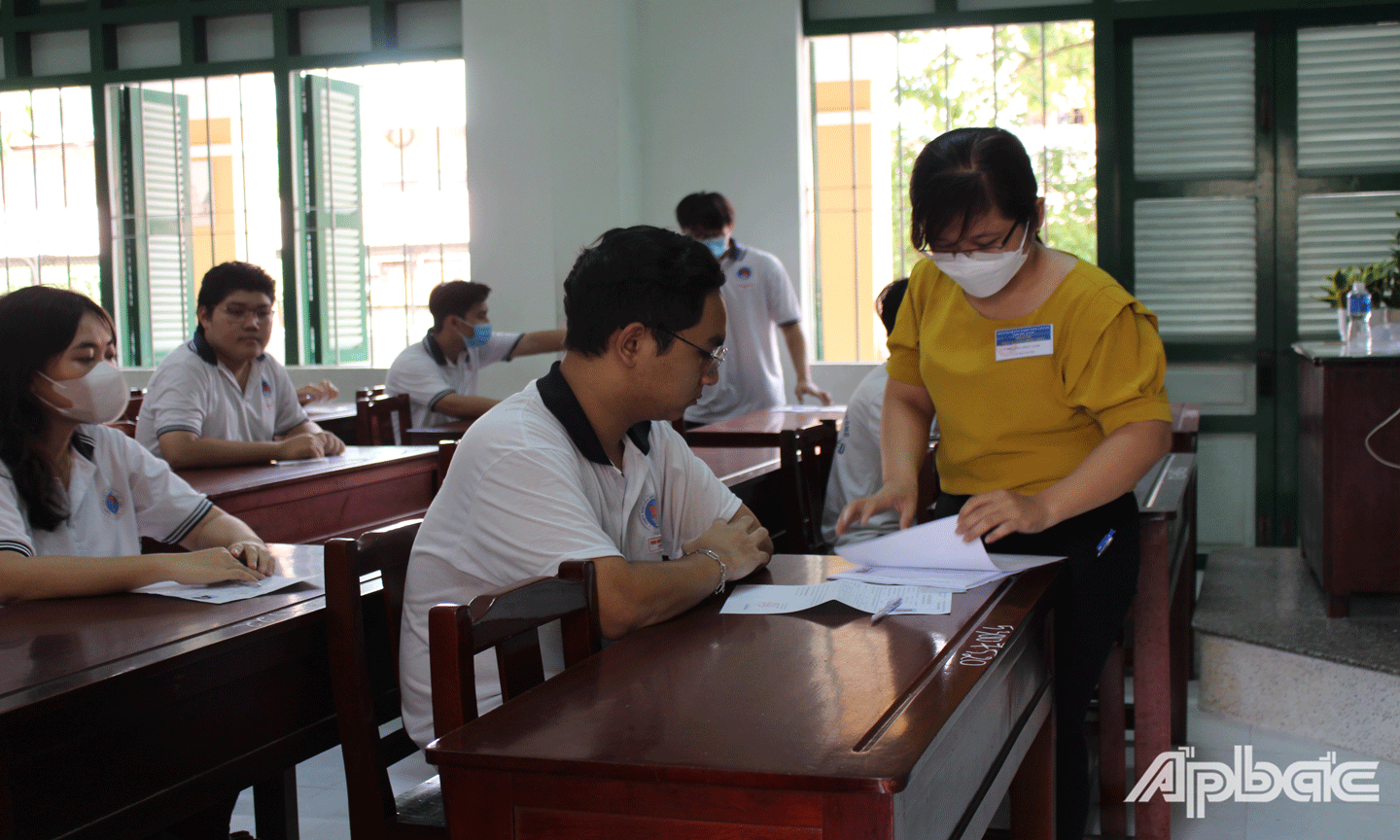 Tham gia kỳ thi tốt nghiệp THPT năm nay, TS cần lưu ý tuân thủ nội quy phòng thi, tuyệt đối không mang điện thoại vào phòng thi.