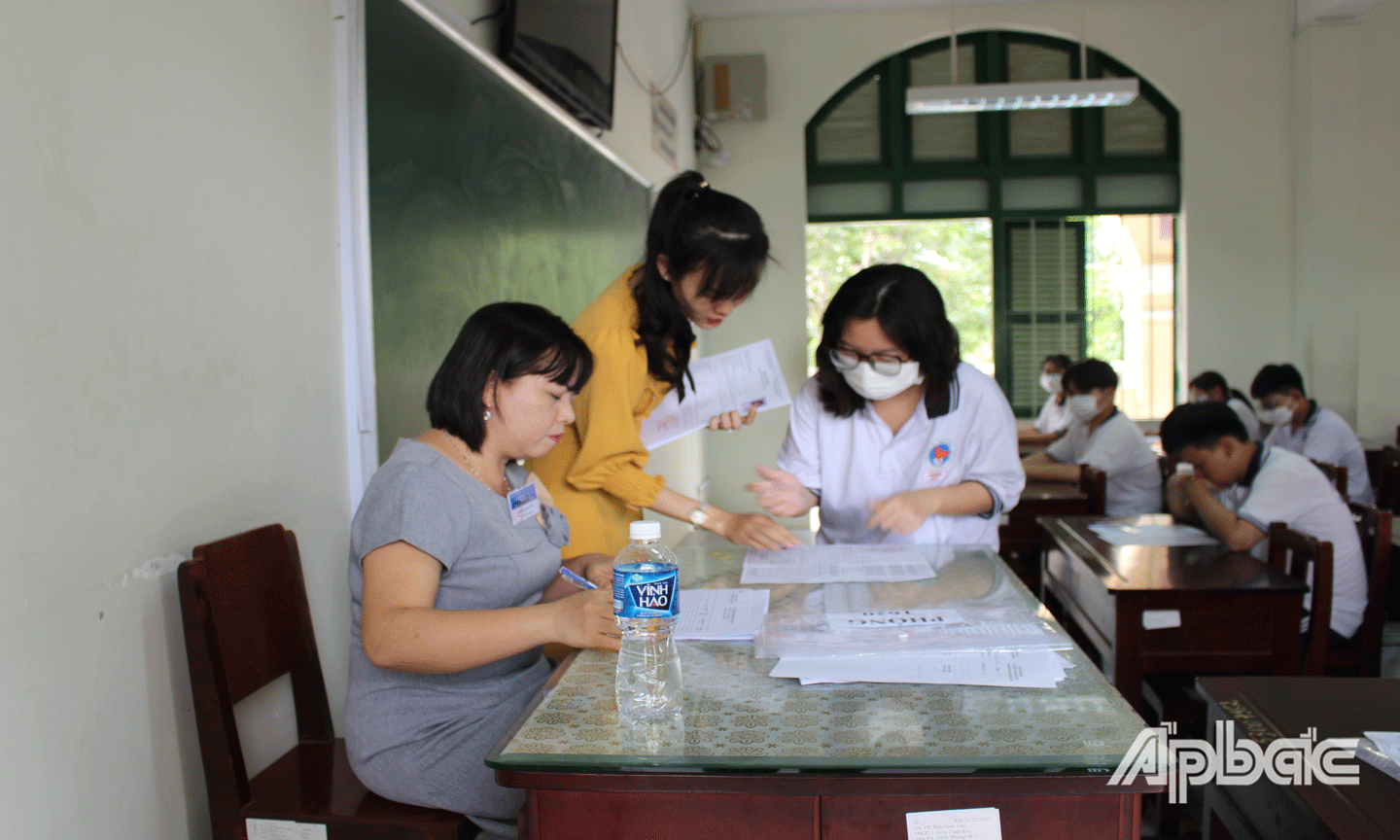 Giám thị hướng dẫn TS làm thủ tục dự thi, đính chính những sai sót nếu có.