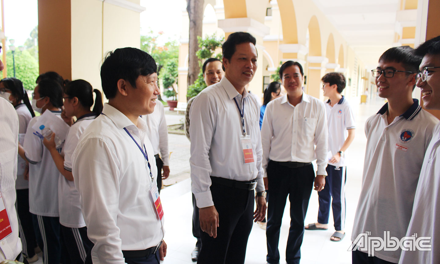 Lãnh đạo tỉnh động viên TS tại điểm thi Trường THPT Nguyễn Đình Chiểu.