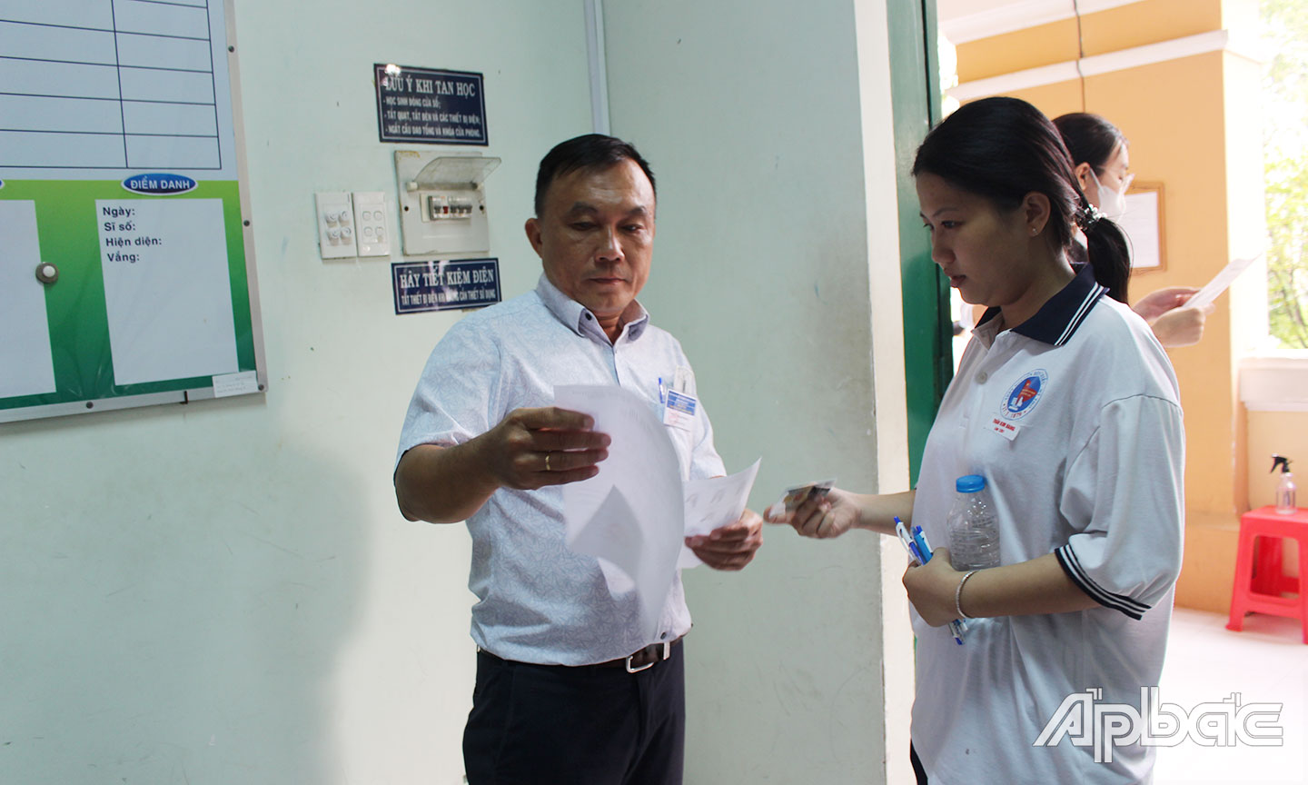 Cán bộ coi thi gọi tên TS vào phòng thi.