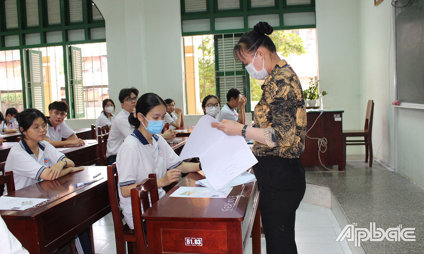 Phát giấy thi cho TS.