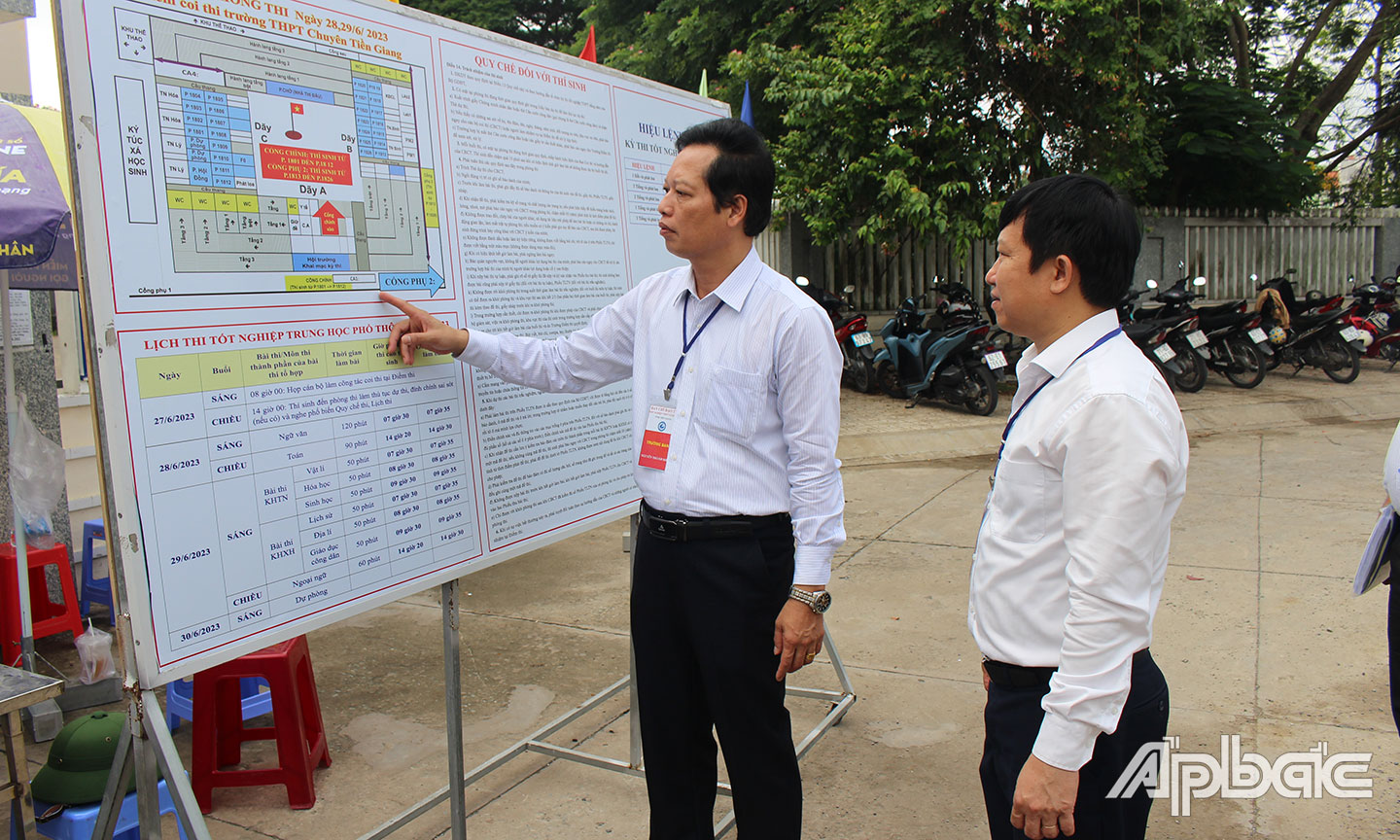 Lãnh đạo tỉnh và lãnh đạo ngành giáo dục kiểm tra tại điểm thi Trường THPT Chuyên Tiền Giang.