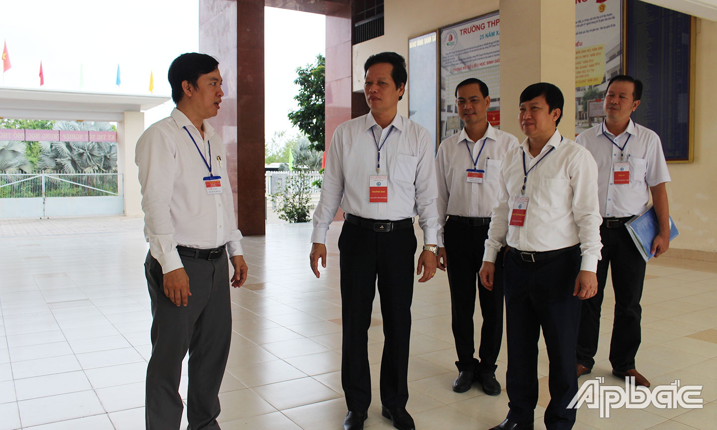 Lãnh đạo tỉnh kiểm tra điểm thi Trường THPT Chuyên Tiền Giang.