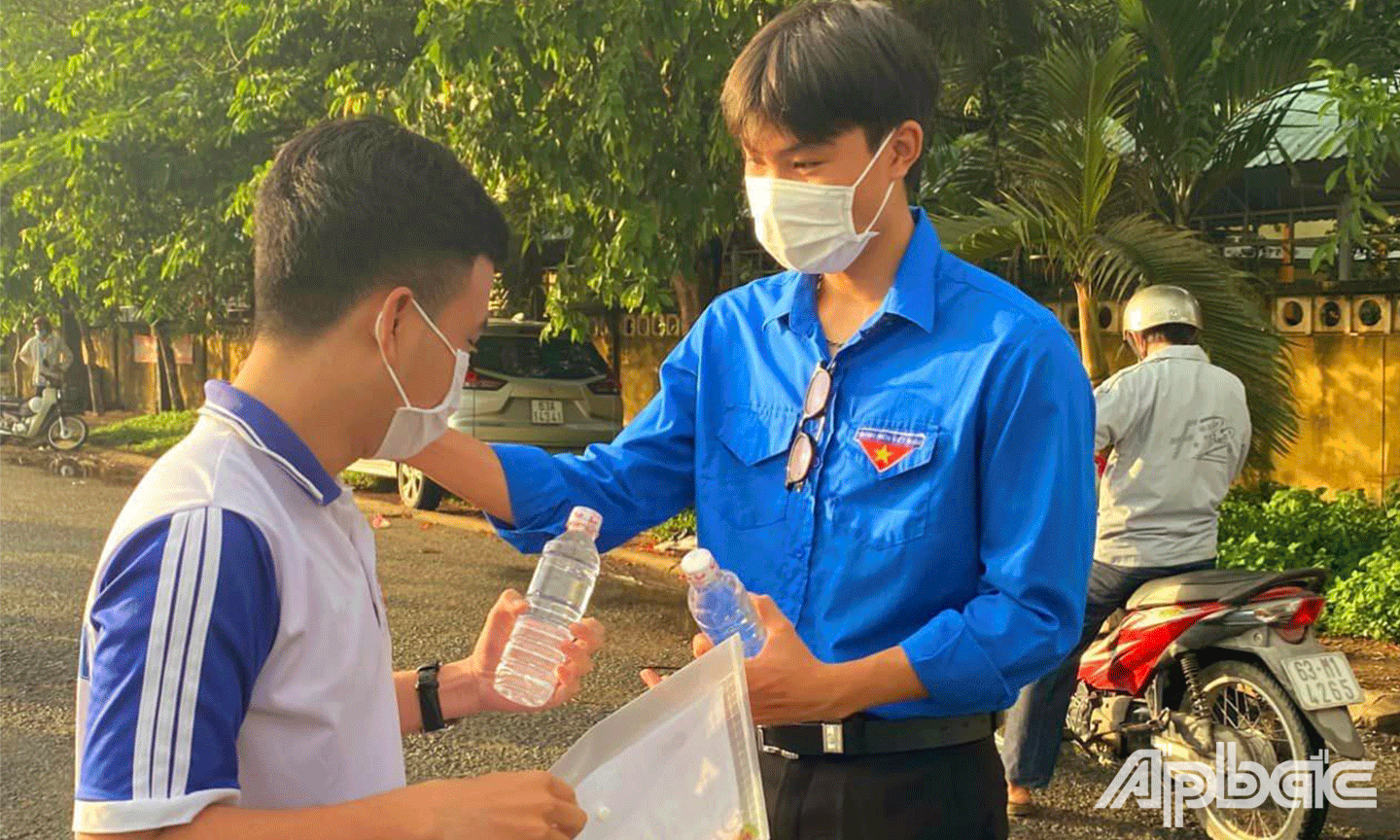 Thí sinh nhận nước uống miễn phí từ các đội hình thanh niên tình nguyện hỗ trợ tại các điểm thi