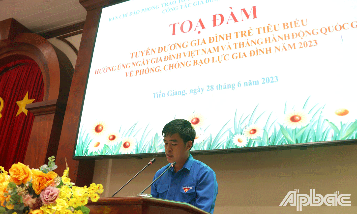 Đại diện các gia đình  tiêu  biểu và các đơn vị  chia sẻ về  kinh nghiệm xây dựng gia đình hạnh phúc