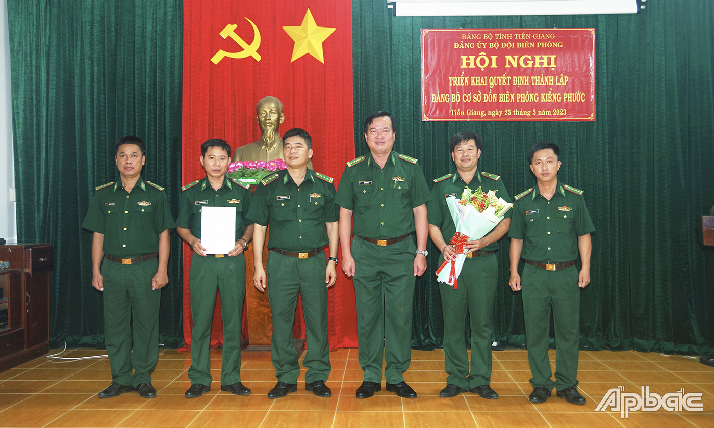 Đại tá Trần Văn Le, Tỉnh ủy viên, Phó Bí thư Đảng ủy, Chỉ huy trưởng BĐBP tỉnh Tiền Giang trao quyết định thành lập Đảng bộ cơ sở Đồn Biên phòng Kiểng Phước. 