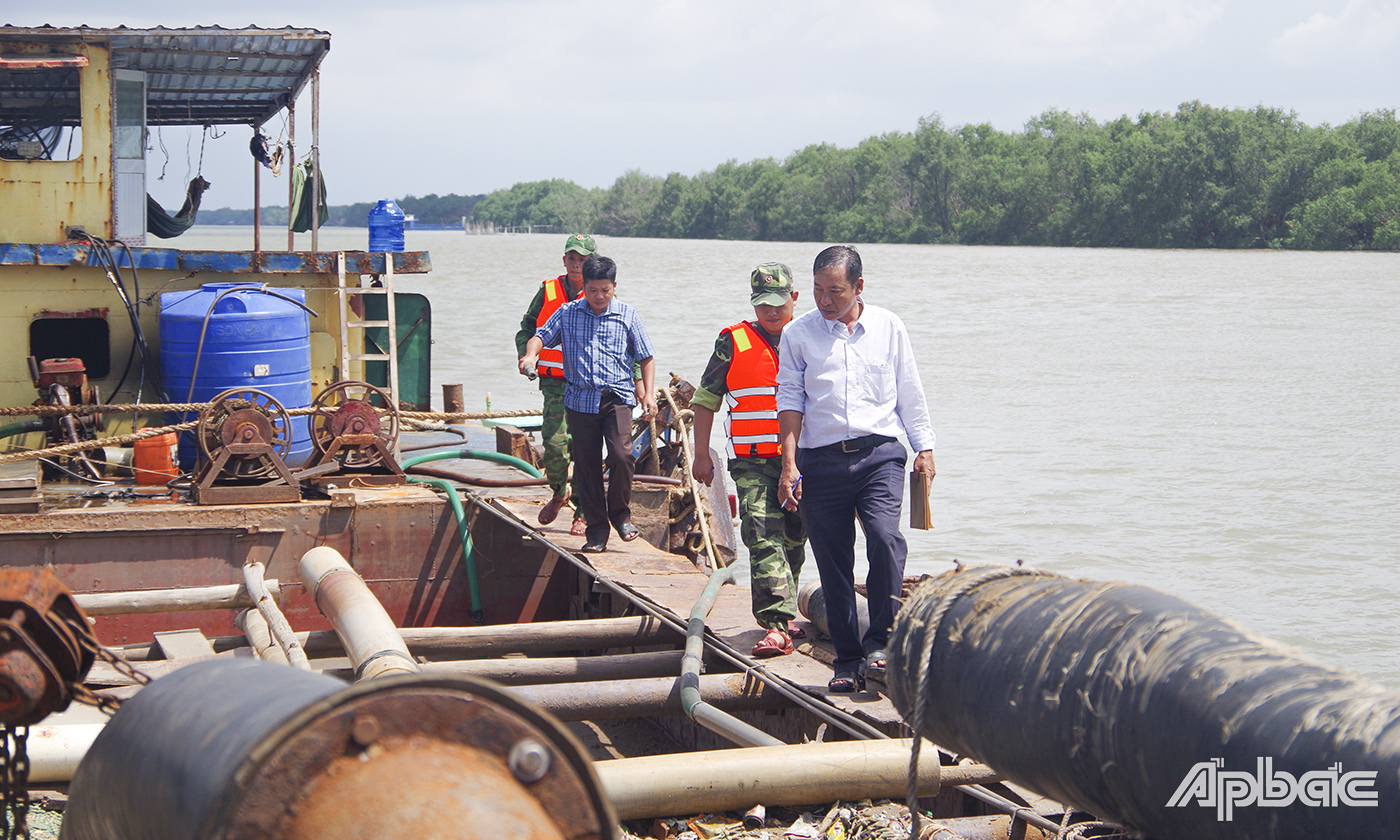 BĐBP Tiền Giang phát hiện, xử lý phương tiện vận chuyển khoáng sản (cát) trái phép. 