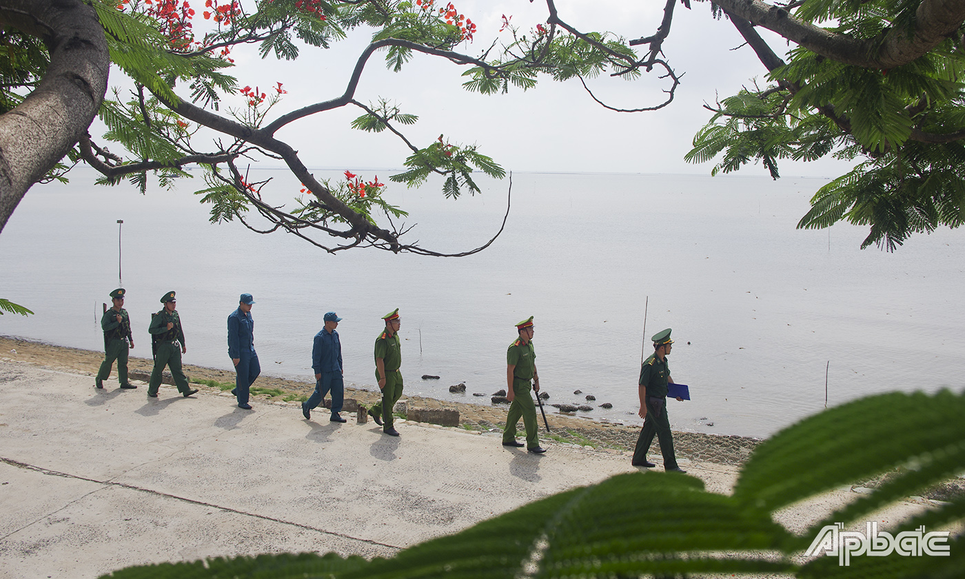 BĐBP phối hợp với lực lượng Công an, Quân sự địa phương tuần tra bảo vệ vùng biển. 
