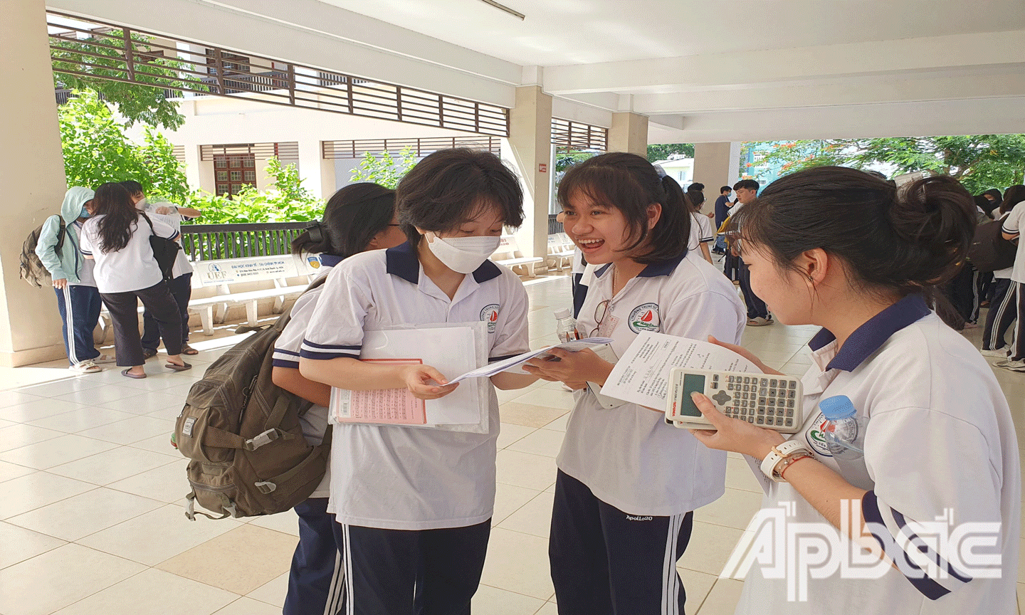 Thí sinh sau giờ làm bài thi tổ hợp. Ảnh chụp Trường THPT Chuyên Tiền Giang. 