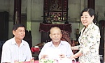 Đồng chí Châu Thị Mỹ Phương thăm, tặng quà gia đình chính sách dịp 27-7