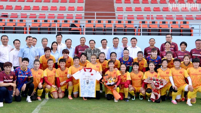 Thủ tướng Phạm Minh Chính chụp ảnh lưu niệm với toàn thể Đội tuyển bóng đá nữ Việt Nam.