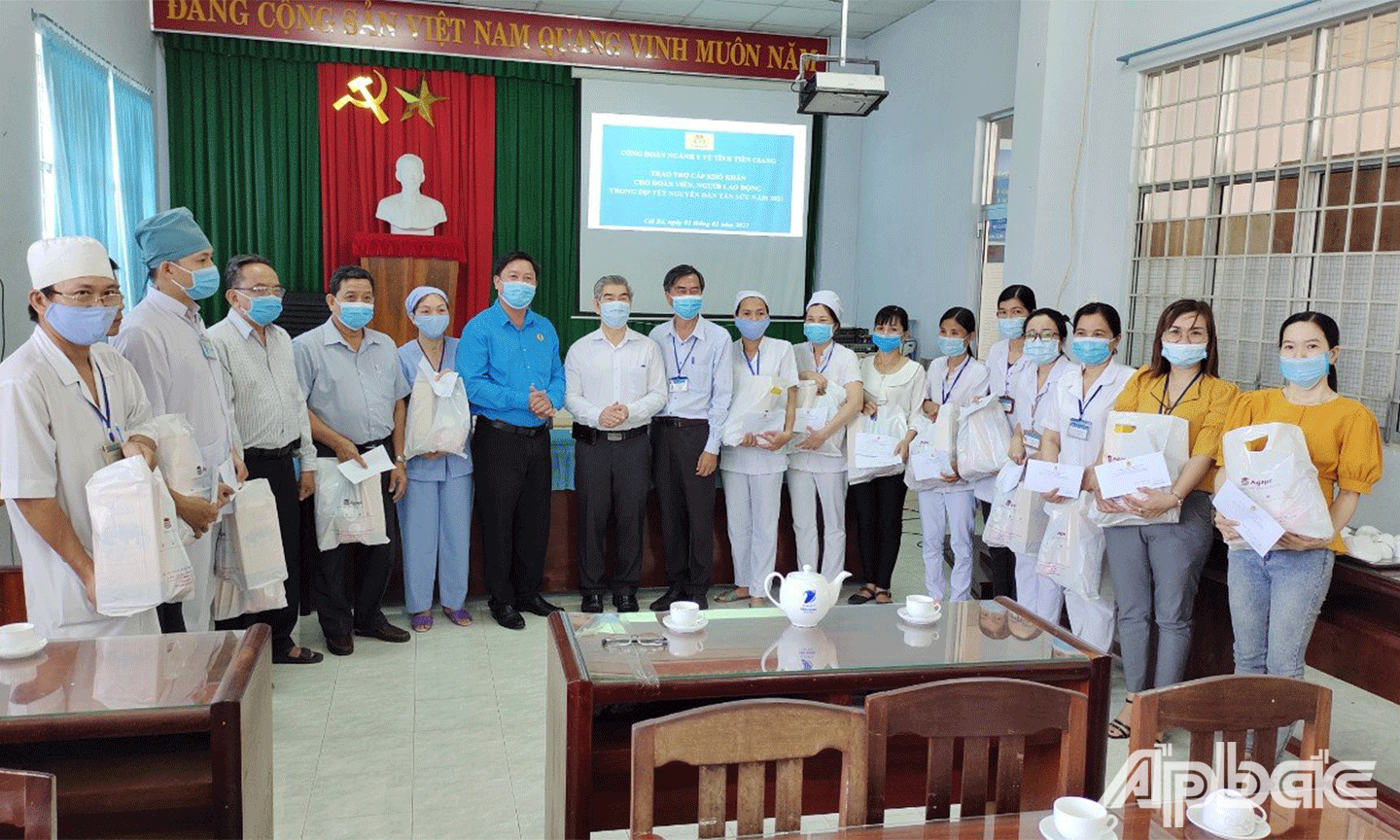 Công đoàn ngành Y tế Tiền Giang trao trợ cấp khó khăn cho đoàn viên, người lao động 