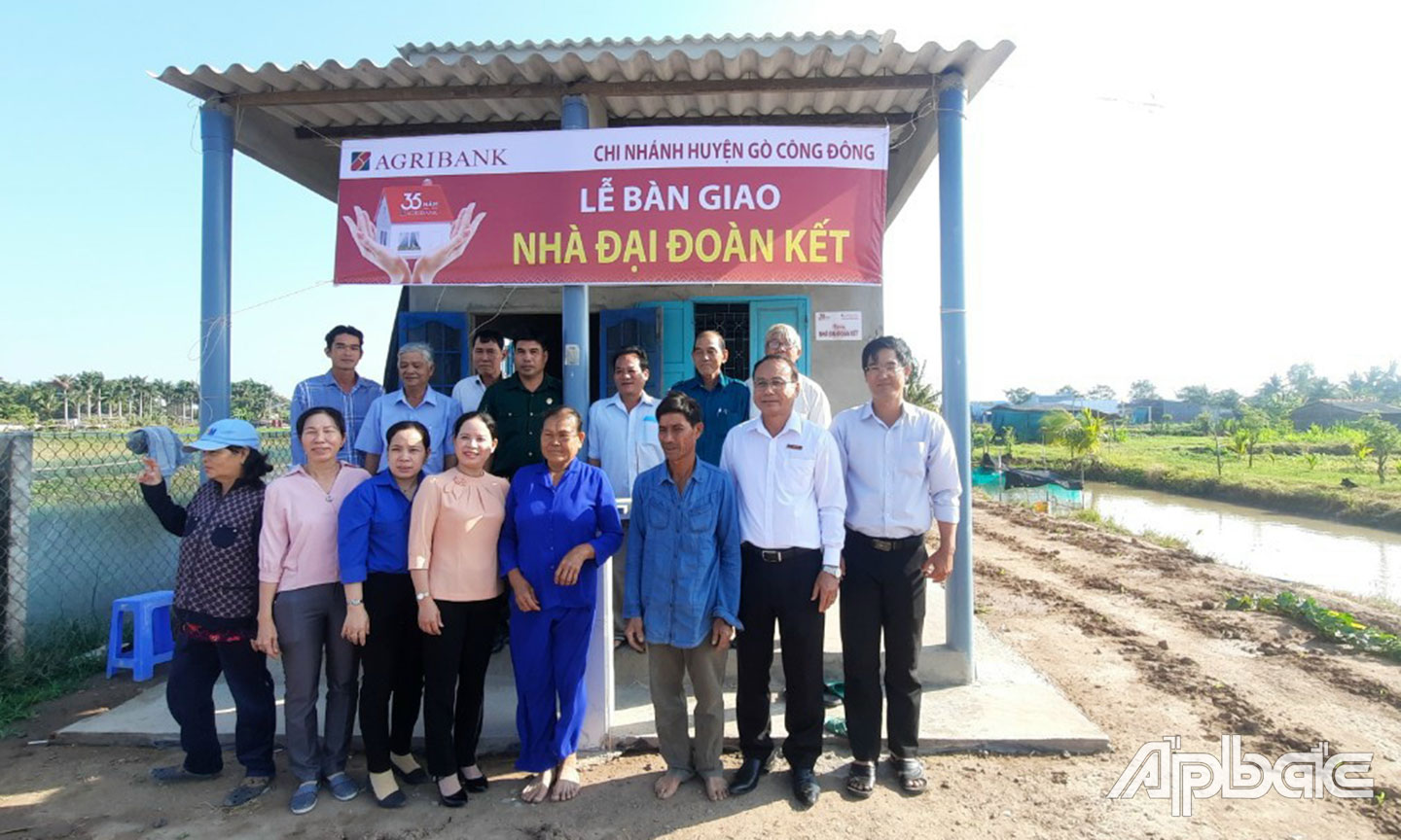Bàn giao nhà đại đoàn kết cho hộ ông Võ Văn Phước, ngụ ấp Chợ,  xã Tân Thành, huyện Gò Công Đông. 